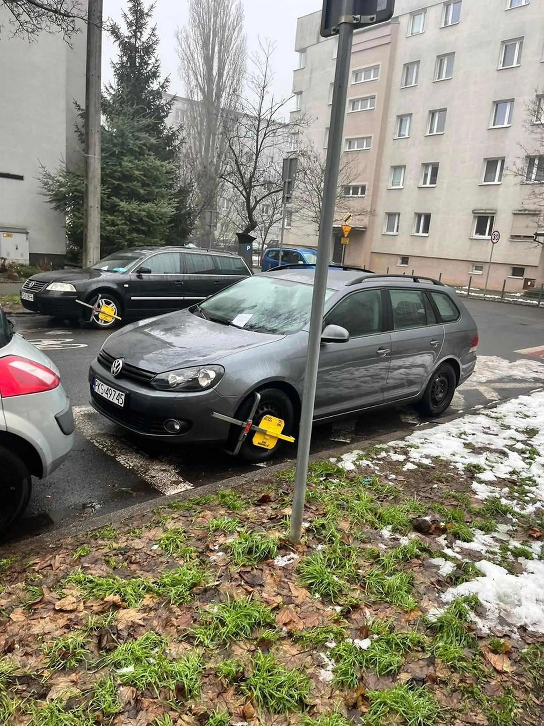 Jeżeli jesteś przekonany, że można ot tak bezkarnie stawać na pasie wyłączonym z ruchu, to jesteś w błędzie.