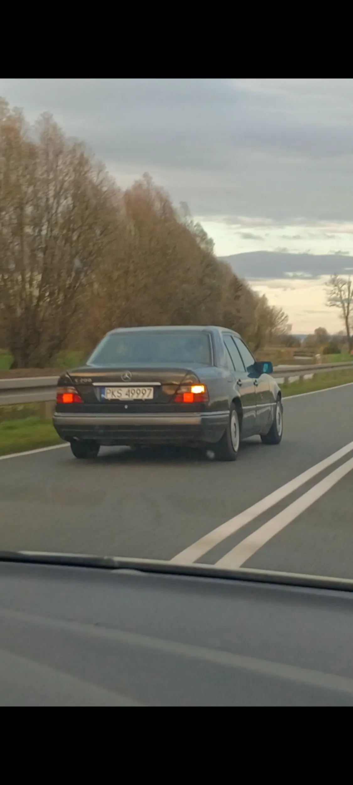 Wyprzedza na podwójnej ciągłej ciąg aut, nie zbyt mądre