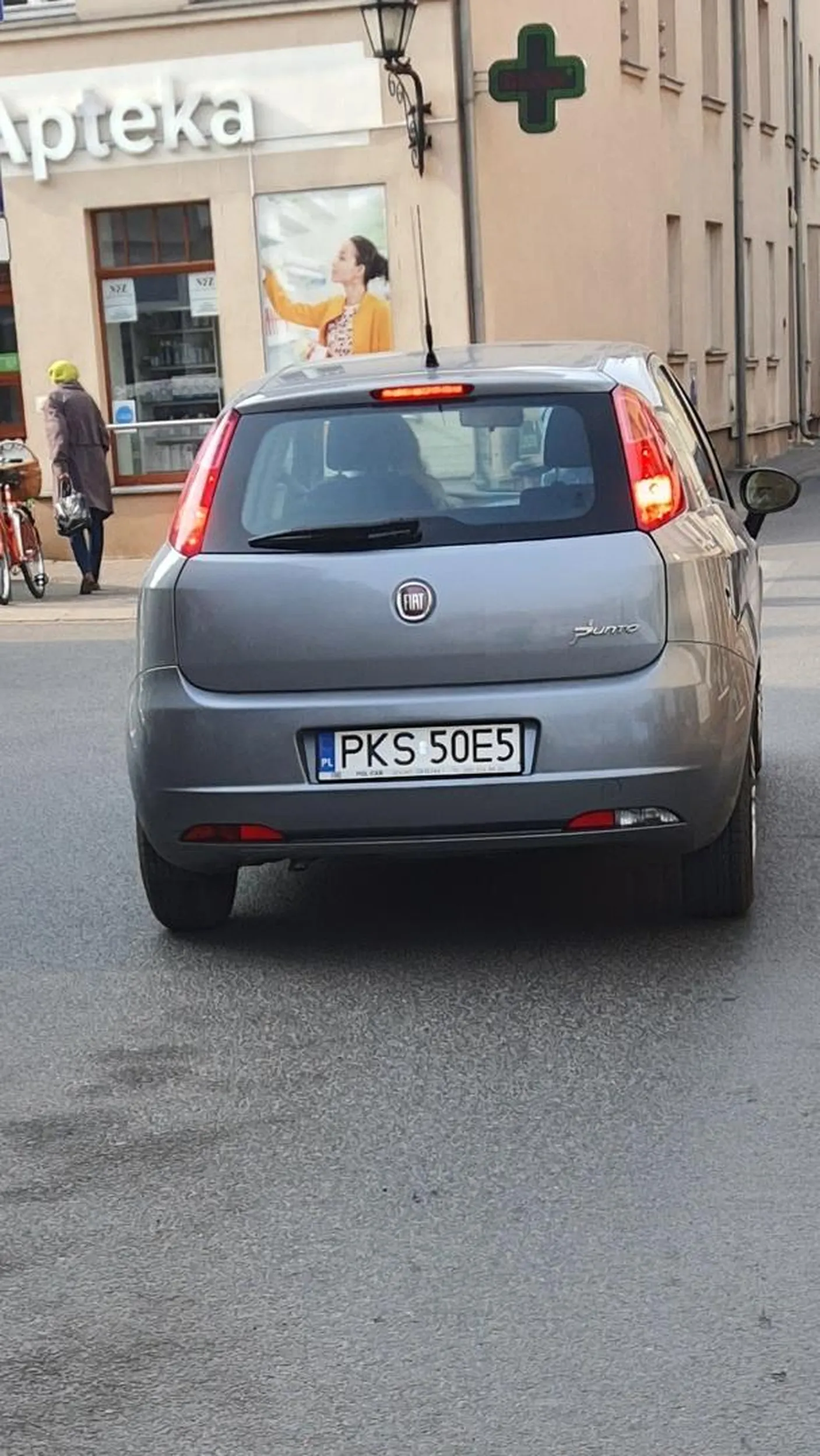 Jedzie jakby jutra miało nie być. Pieszego to zauważy jak potrąci.
