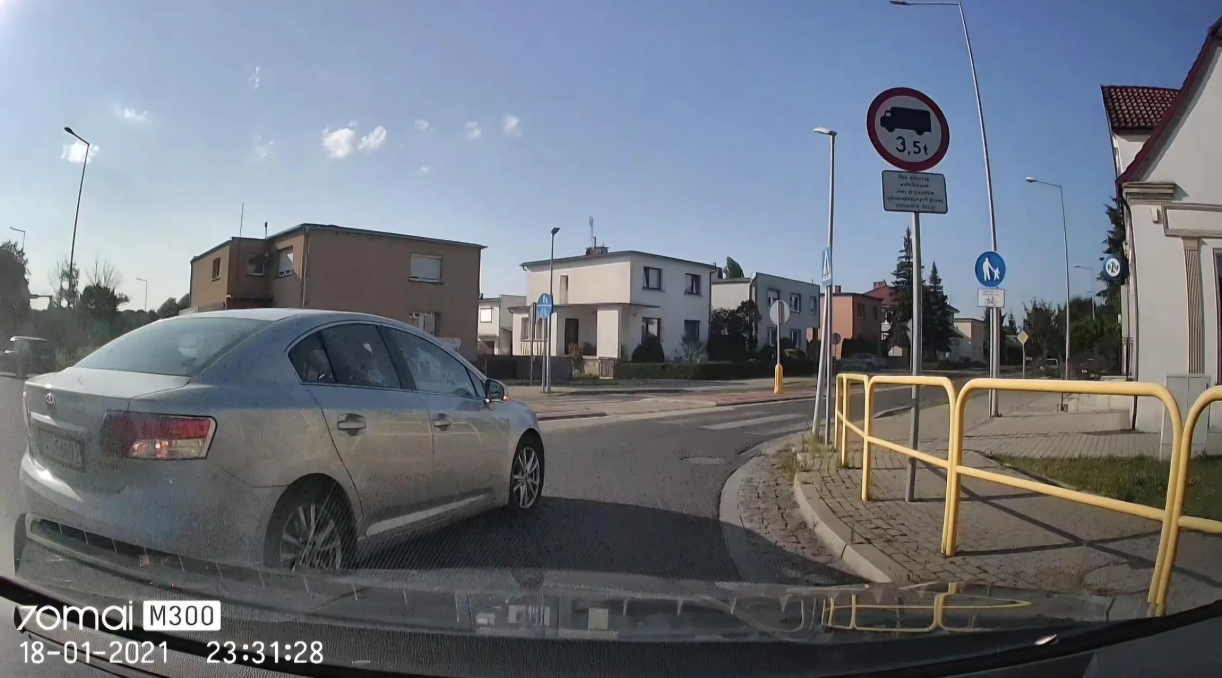 Kolejny niedzielny kierowca, co ledwo 30 km/h jedzie oraz kolejny, który nie patrzy i na tym samym rondzie z lewego pasa wjeżdża pod maskę...