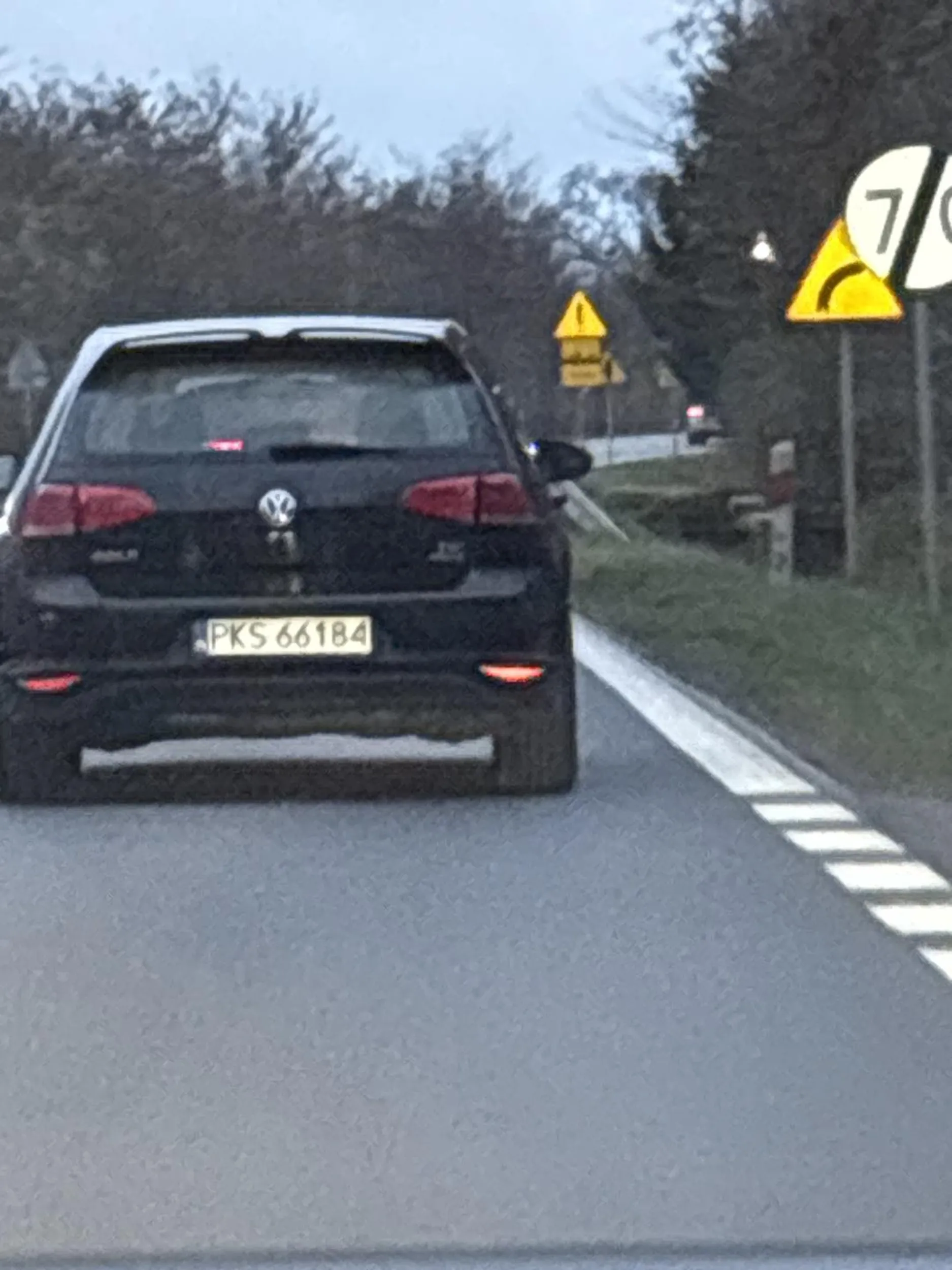 dnia 18.11.2025 Jakoby Jeździ bez świateł na drodze 184 golfem czarnym o godzinie 15 54 załączam grafikę tego jego mościa