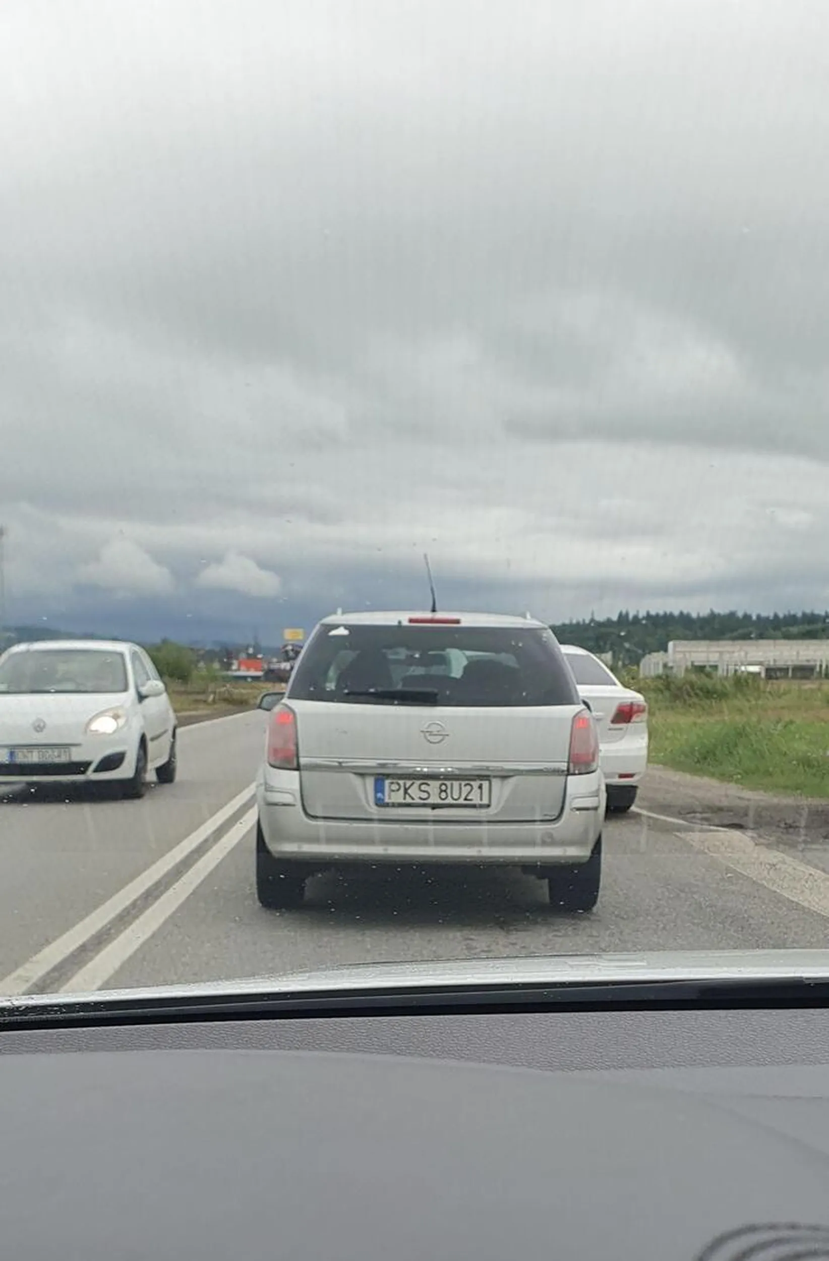 Cwaniak i geniusz z kamerką który nie zna przepisów. Wymusza pierwszeństwo a po strąbieniu jeszcze uchyla drzwi auta I patrzy oburzony z wielkim zdziwieniem. Poza tym nie ogarnia jazdy na suwak.