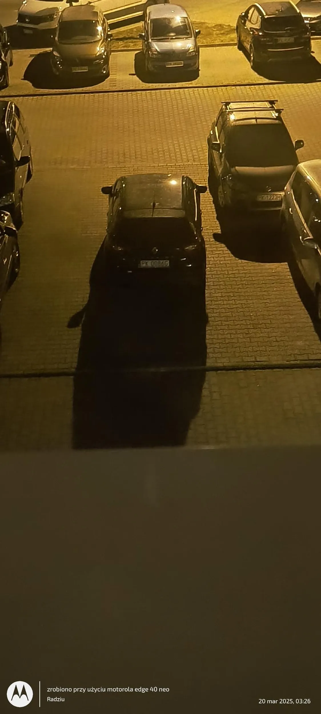 Kierowca tępy jak kilo gwoździ, parkuje na 4 miejscach parkingowych, zasłużyłeś na "karnego kutasa" ewentualnie wizytę na wulkanizacji z 4 kołami