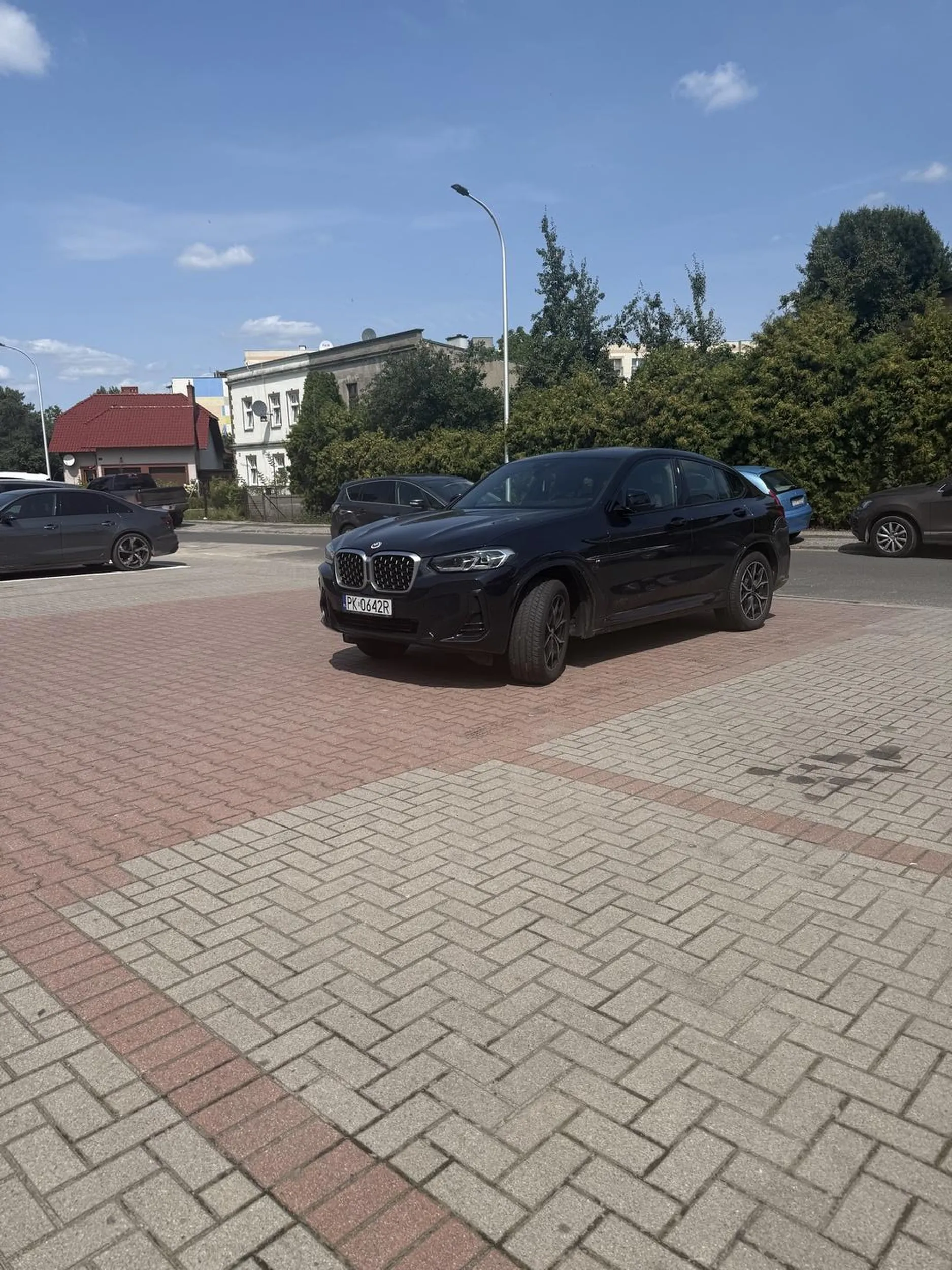 Miejsca parkingowe są obok ;)