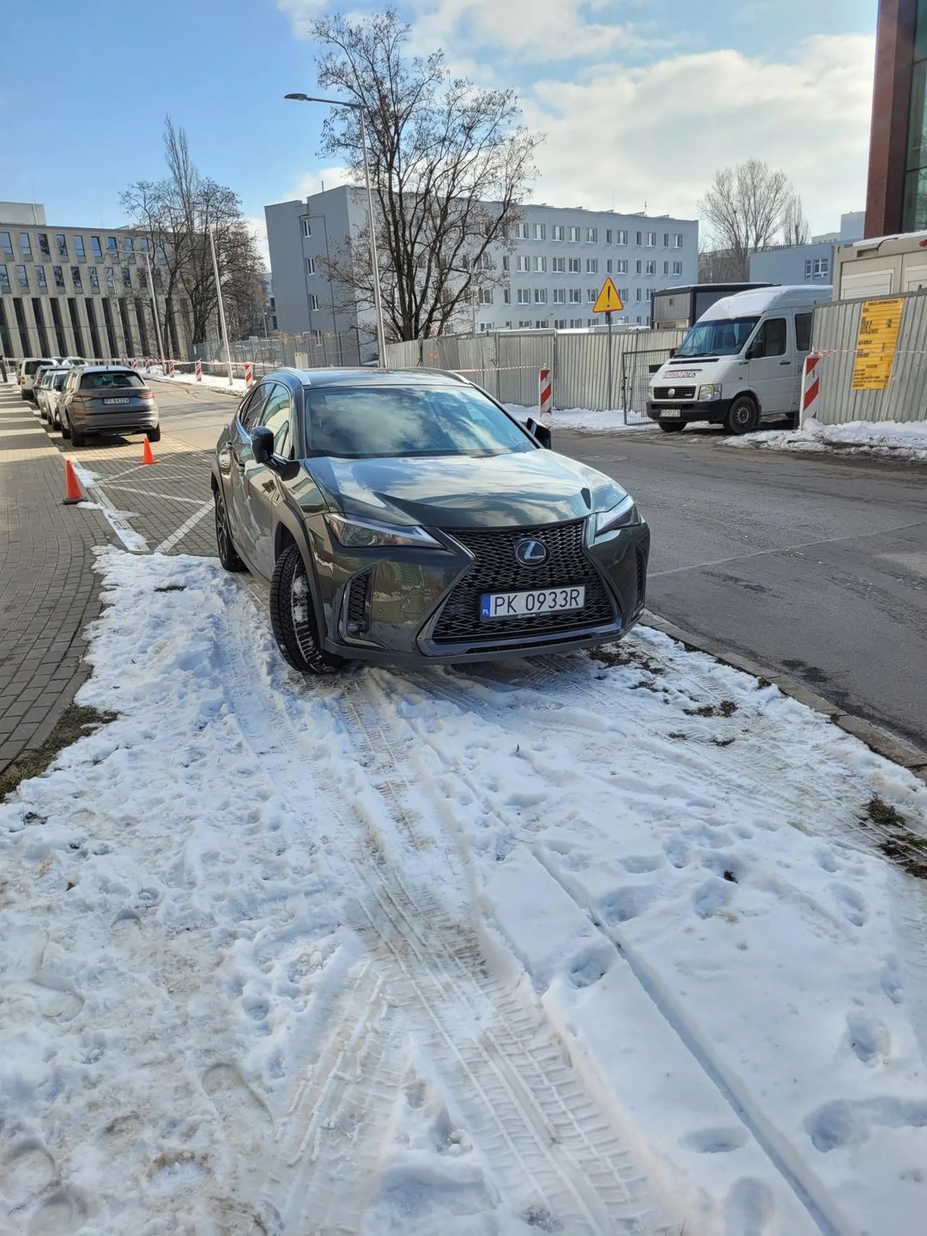 Parkującej nie obchodzi trawnik i krzewy przed publiczną instytucją, a zakaz postoju i zatrzymywania się to tylko sugestia