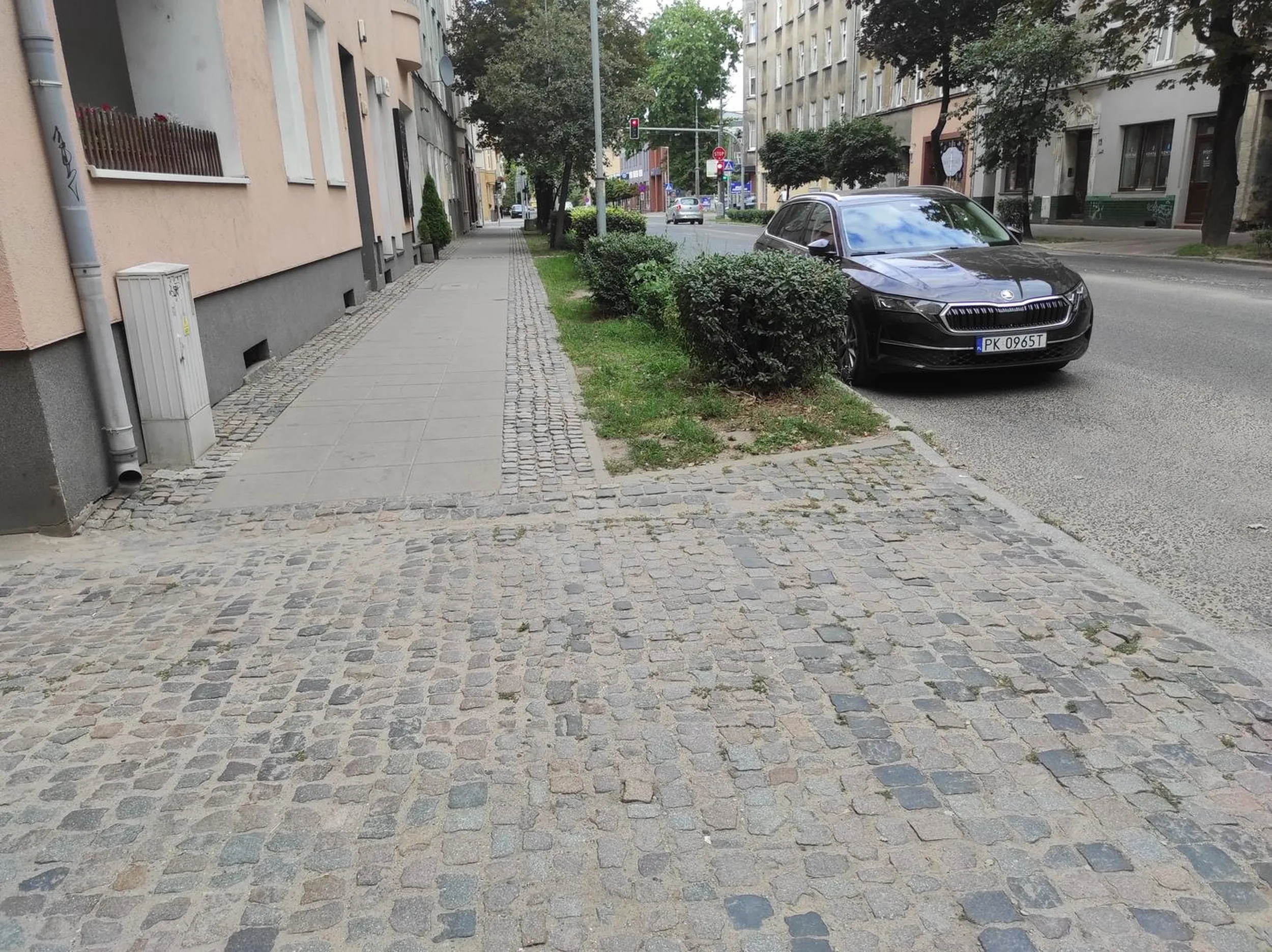 Utrudnia wyjazd z bramy, parkuje na zakazie. Gorzów Wielkopolski, ul. Mickiewicza. Podstawa prawna: par.28 ust.2 ustawy o znakach drogowych - złamany zakaz zatrzymywania się i postoju (znak b-36 widoczny na zdjęciu). art.49 ust.2 pkt.1 ustawy prawo o ruchu drogowym - postój utrudnia wyjazd z bramy, zasłania wyjeżdzającym drogę ul. Mickiewicza.