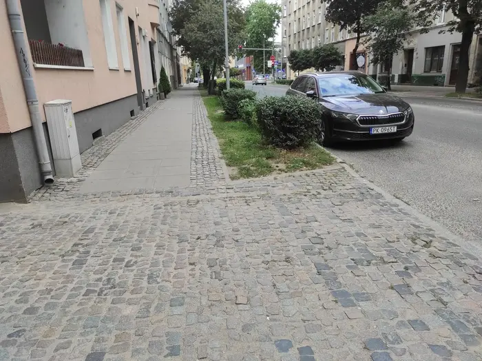 Utrudnia wyjazd z bramy, parkuje na zakazie. Gorzów Wielkopolski, ul. Mickiewicza. Podstawa prawna: par.28 ust.2 ustawy o znakach drogowych - złamany zakaz zatrzymywania się i postoju (znak b-36 widoczny na zdjęciu). art.49 ust.2 pkt.1 ustawy prawo o ruchu drogowym - postój utrudnia wyjazd z bramy, zasłania wyjeżdzającym drogę ul. Mickiewicza.