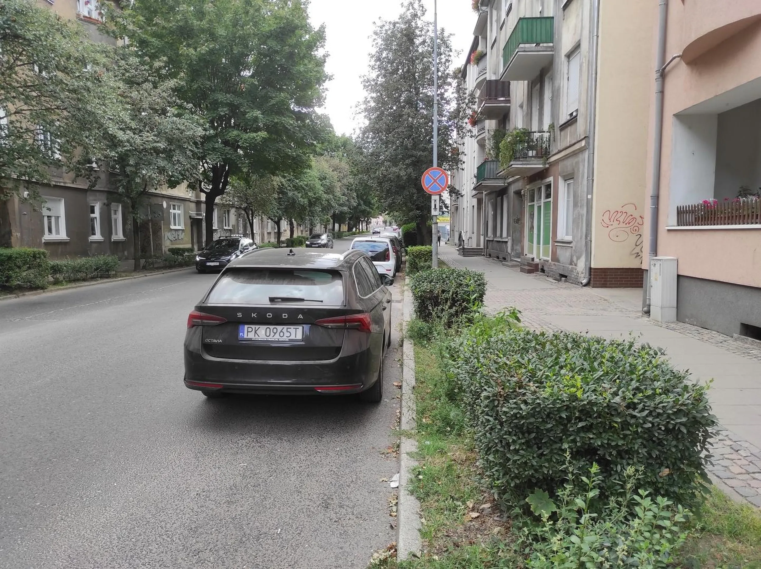 Utrudnia wyjazd z bramy, parkuje na zakazie. Gorzów Wielkopolski, ul. Mickiewicza. Podstawa prawna: par.28 ust.2 ustawy o znakach drogowych - złamany zakaz zatrzymywania się i postoju (znak b-36 widoczny na zdjęciu). art.49 ust.2 pkt.1 ustawy prawo o ruchu drogowym - postój utrudnia wyjazd z bramy, zasłania wyjeżdzającym drogę ul. Mickiewicza.