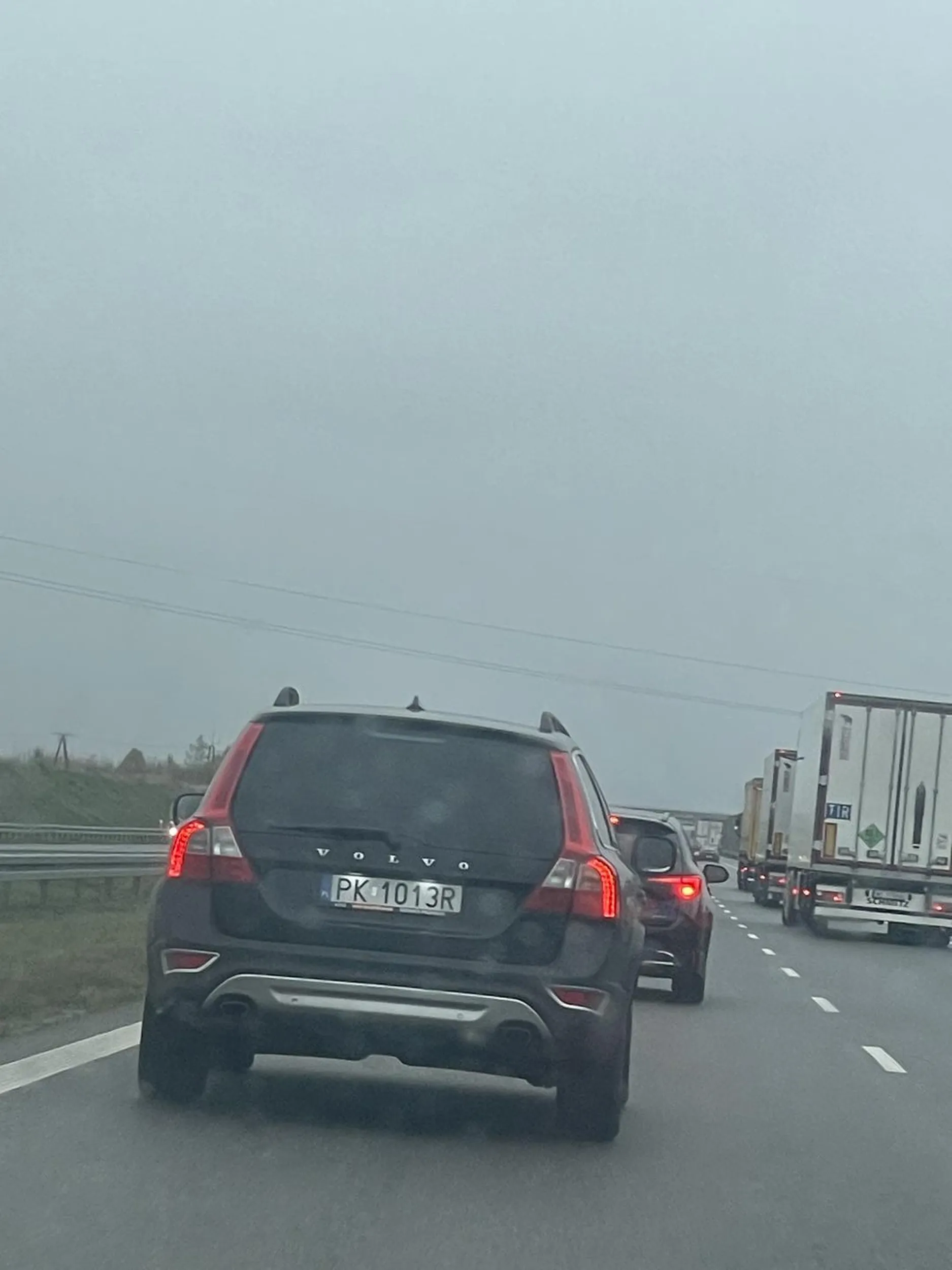 Wyprzedamy  z lewej strony. Mistrzu połowę trasy wyprzeda prawym pasem po czym hamuje ruch na lewym pasie :)