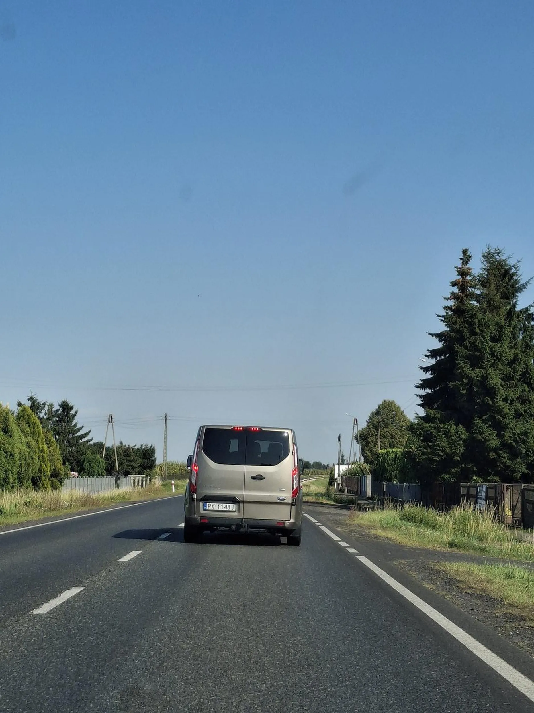 Wyprzedzanie na ciągłej w ostatniej możliwej chwili i jazda bez kierunkowskazów. Patologia drogowa