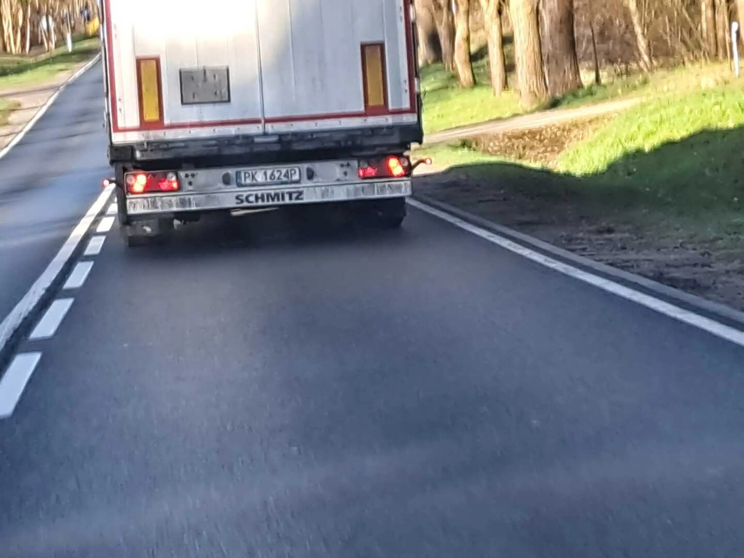 Witam, dzisiaj (10 kwietnia 2025) około godziny 8 rano kierowca dwa razy z impetem przejechał na czerwonym świetle, raz gdyby nie moja błyskawiczna reakcja skasował by mnie z impetem jak "naleśnik", albo kierowca jest daltonistą albo psychopatą.