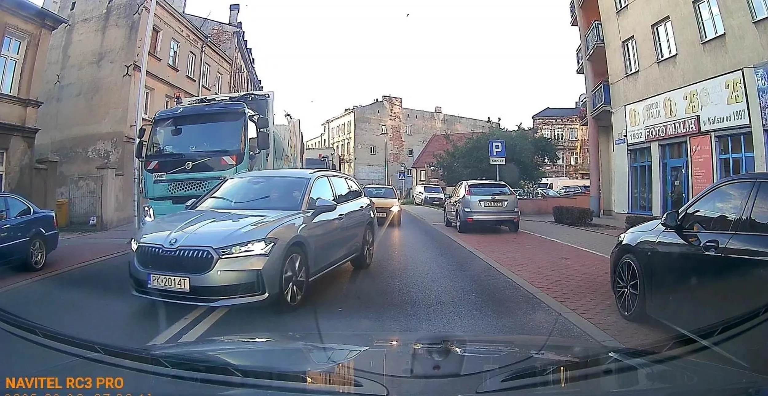 Burak z BMW pakujący się pod prąd podczas omijania mimo że widział mnie nadjeżdżającego z naprzeciwka i jeszcze machający łapami nie licząc fakersow ?