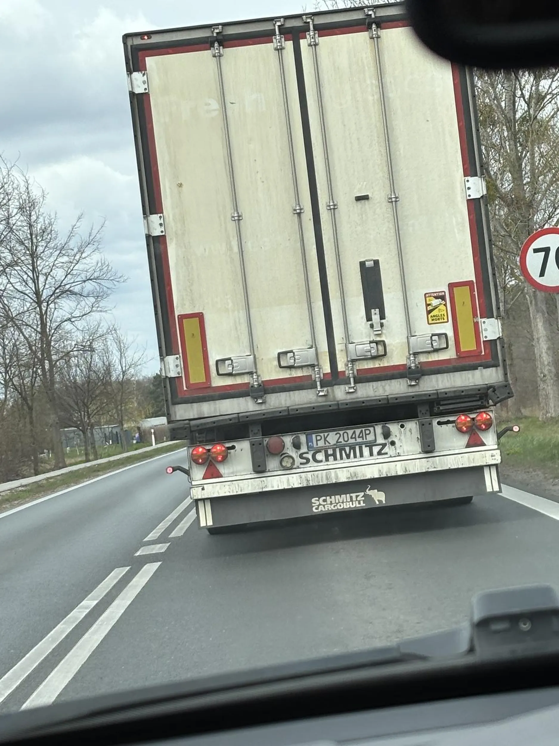 Baran z ciężarówki nie patrzy w lusterka i wyprzedza nie patrząc ze ktos juz wyprzedza. Ch**u naucz sie jezdzic i nie wyprzedzaj wszystkiego co sie rusza