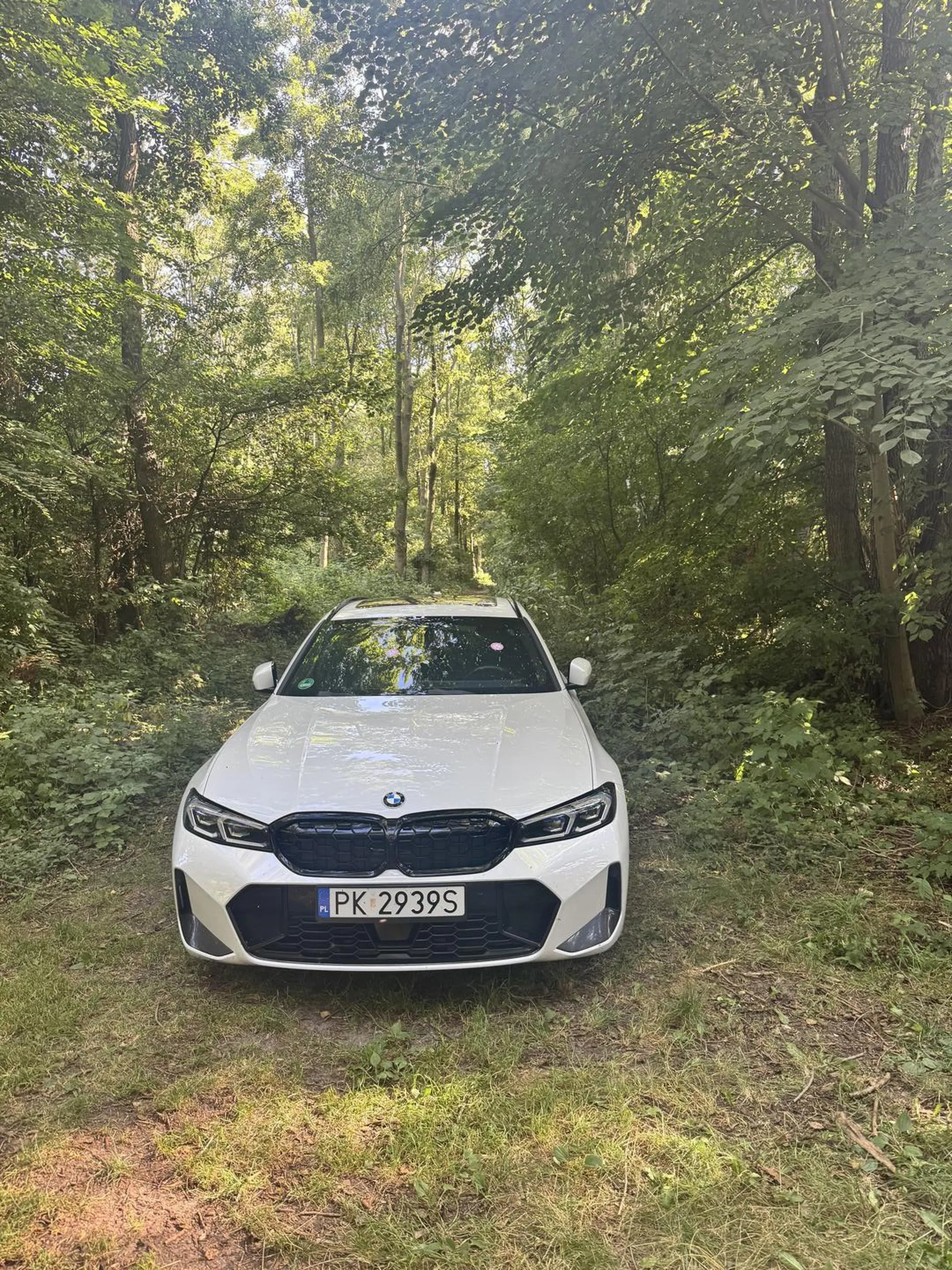 Kierowca tego auta wpadł na genialny pomysł żeby zignorować znak z zakazem i wjechać samochodem do lasu państwowego, należącego do  Natura 2000 byle by podjechać blisko jeziora. Na szczęście zdarzył zostać przez kogoś obdarzony odpowiednimi naklejkami.