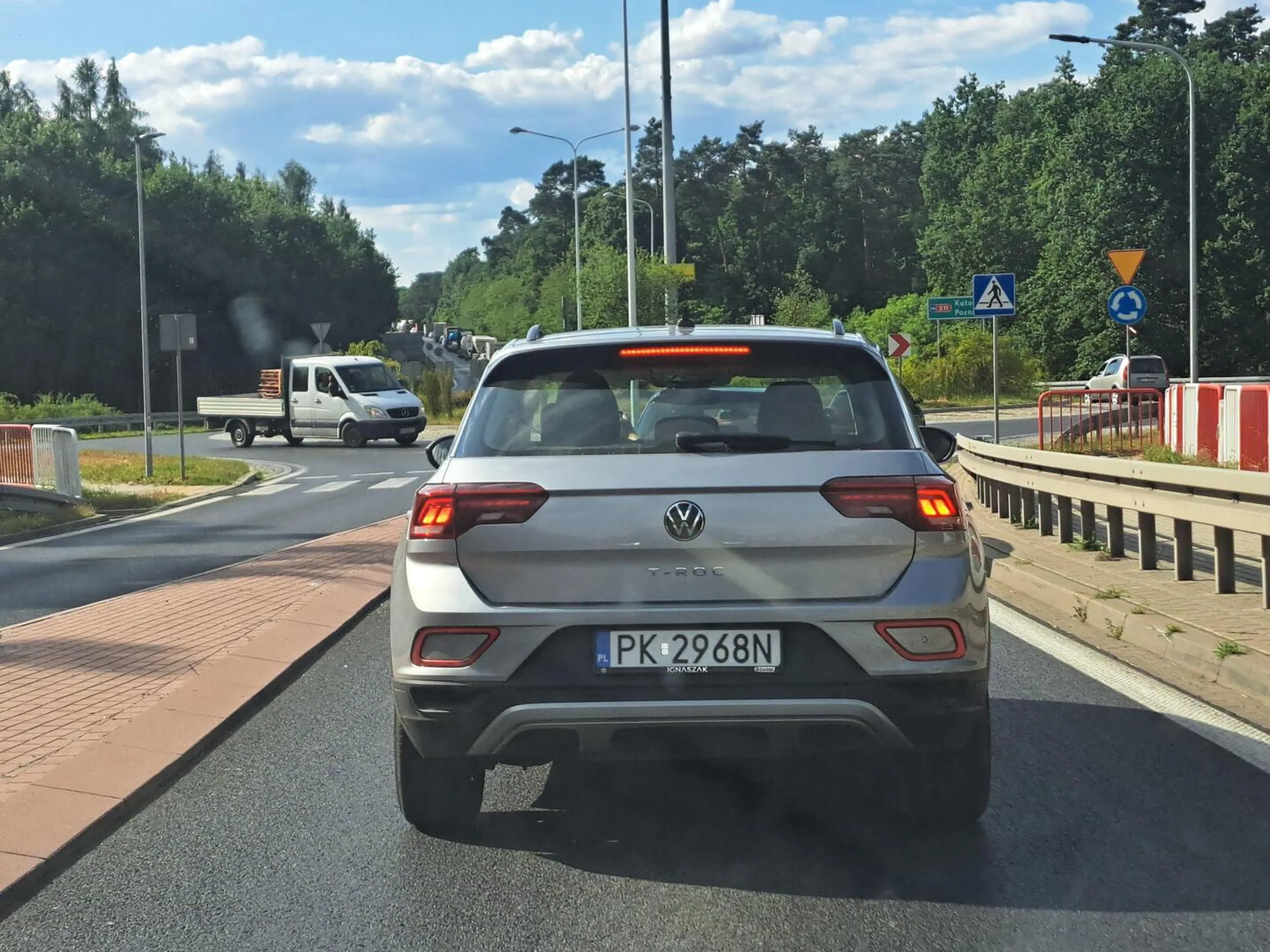 Kierowca raczej chory psychicznie , najpierw prawie doprowadził do kolizji a później próbował zatrzymać samochód w który prawie uderzył a po wszystkim robił zdjęcia i machał łapami jak wiatrak