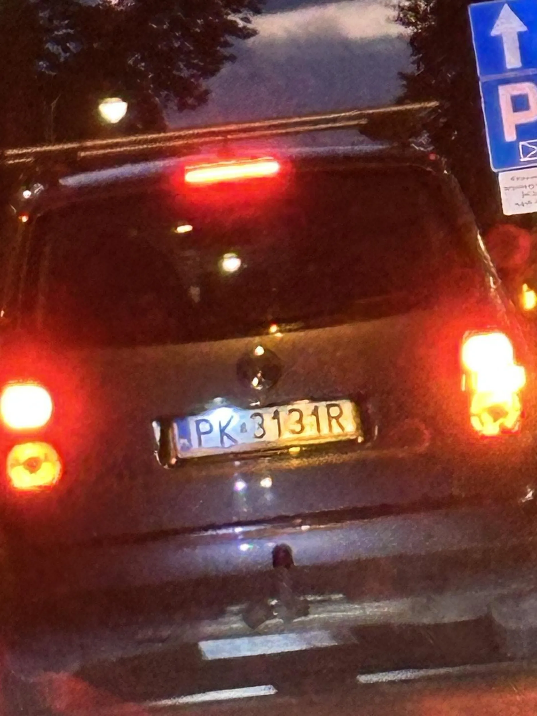 Wjeżdżając na rondo wypada się rozejrzeć i spojrzeć w lewo bo nie masz pierwszeństwa ;)