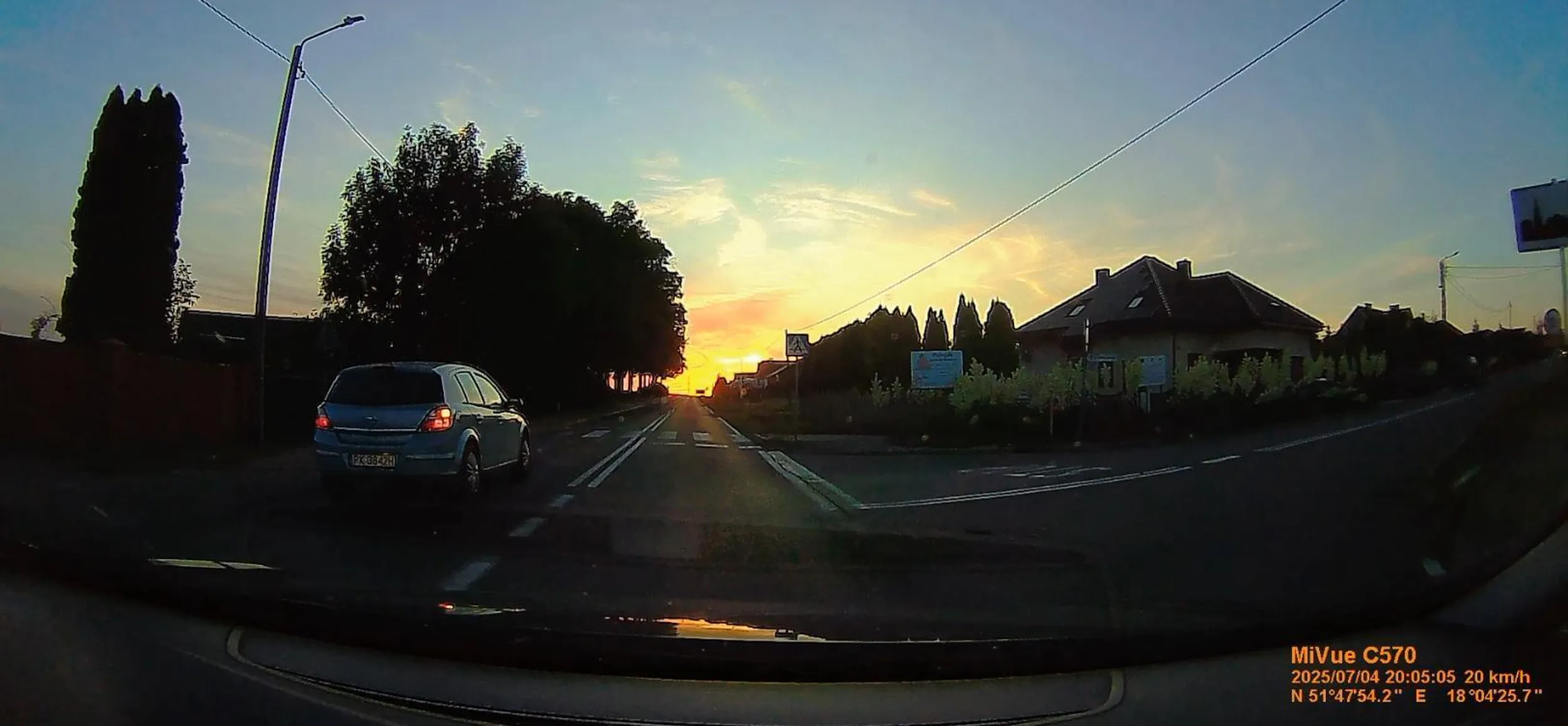 jedynym ograniczeniem dla tej blondyny jest jej mózg, bo przecież nie ograniczenie do 40, skrzyżowanie i ciągła. Pizga setką po zabudowanym