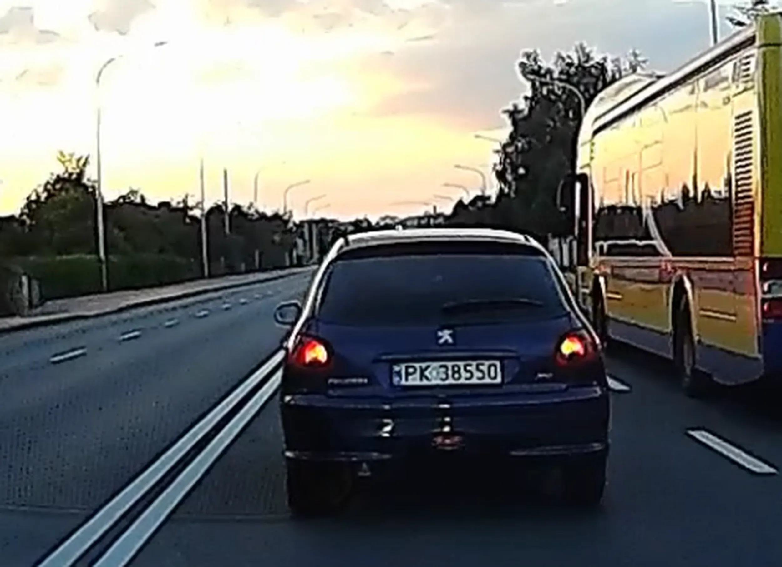 Facet bezczelnie zajeżdża drogę, uważajcie na niego w Kaliszu