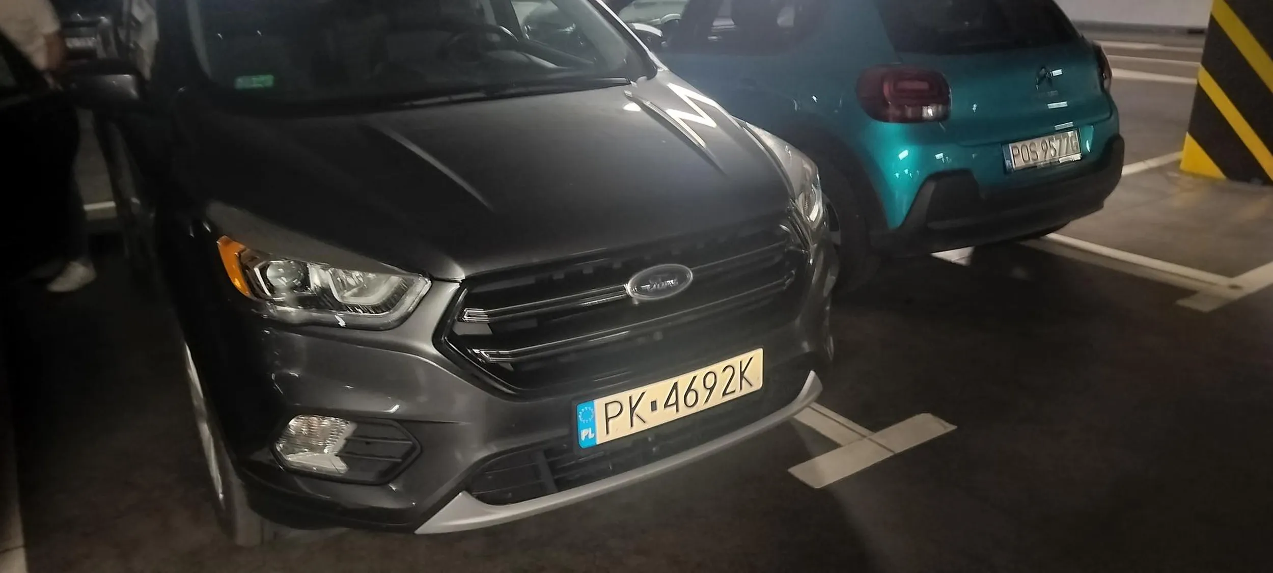 Pasażer nie umie wysiąść z auta bez obijania drzwiami samochodu obok