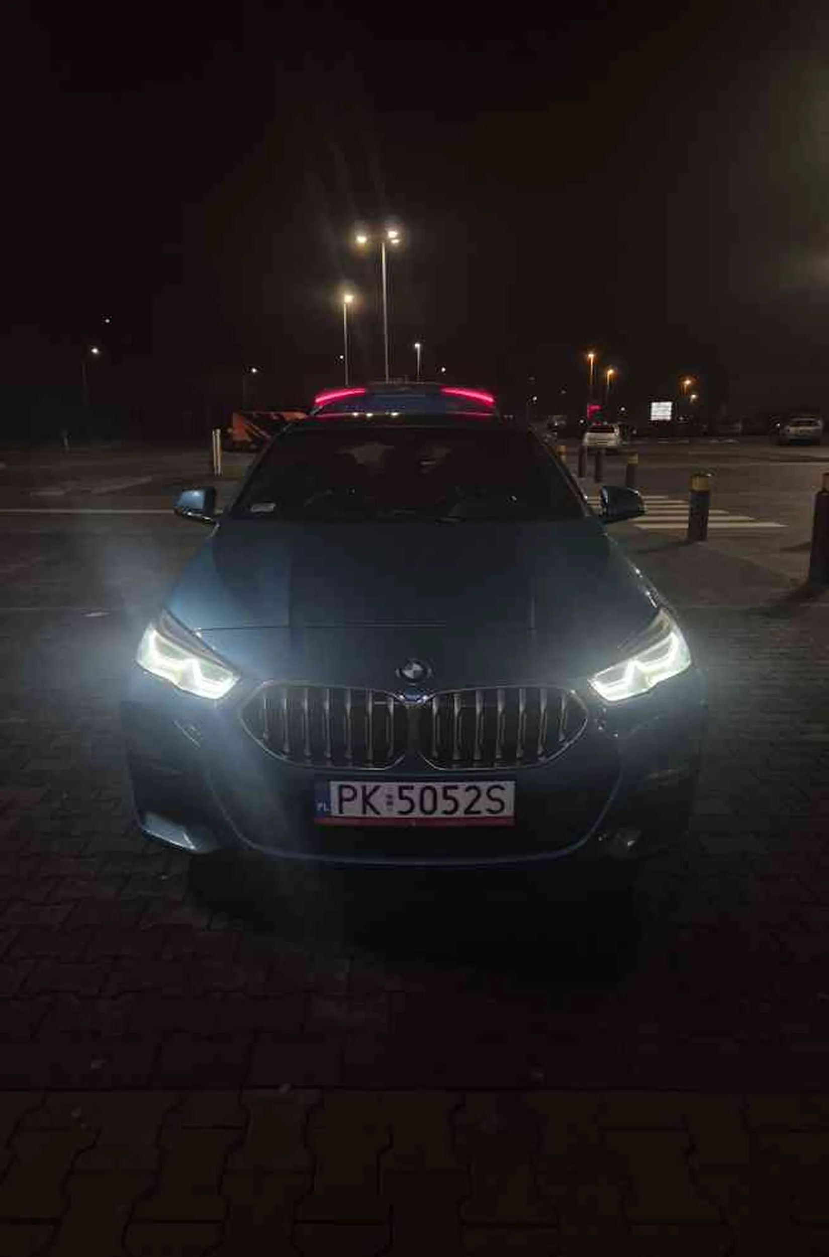 Parkuje na środku chodnika, prawie potrącił starszą kobietę i często pod galerię podwozi jakiś towar kilku mężczyznom. Nie polecam w sumie jak widzę to auto od razu się boje (nie właściciela ale tego ile czasu zajmie aby uświadomił sobie że to iż posiada BMW nie oznacza że ma duże prącie) Jak można zapraszam 21 stycznia 2025 pod posnanie i ci skopie dupsko!