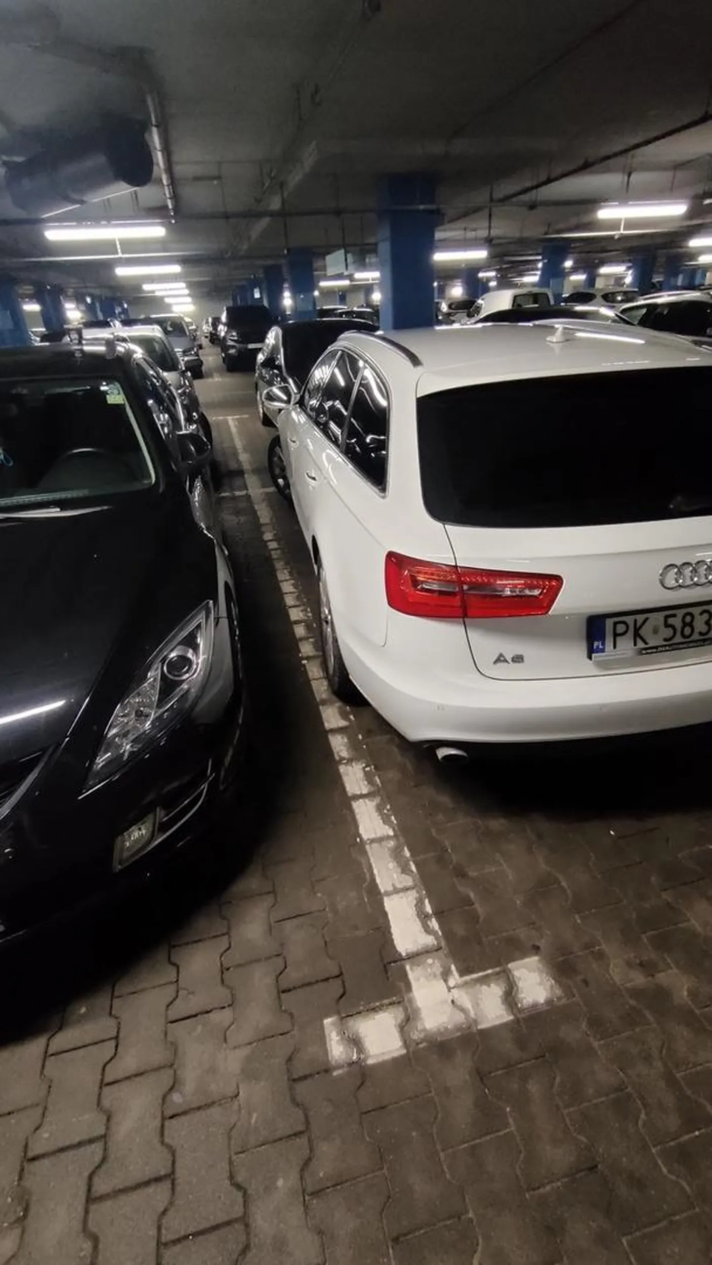 Zalecam nauke parkowania, na YouTube jest dużo poradników. Do auta musiałem wsiadać od strony pasażera, nie pozdrawiam.