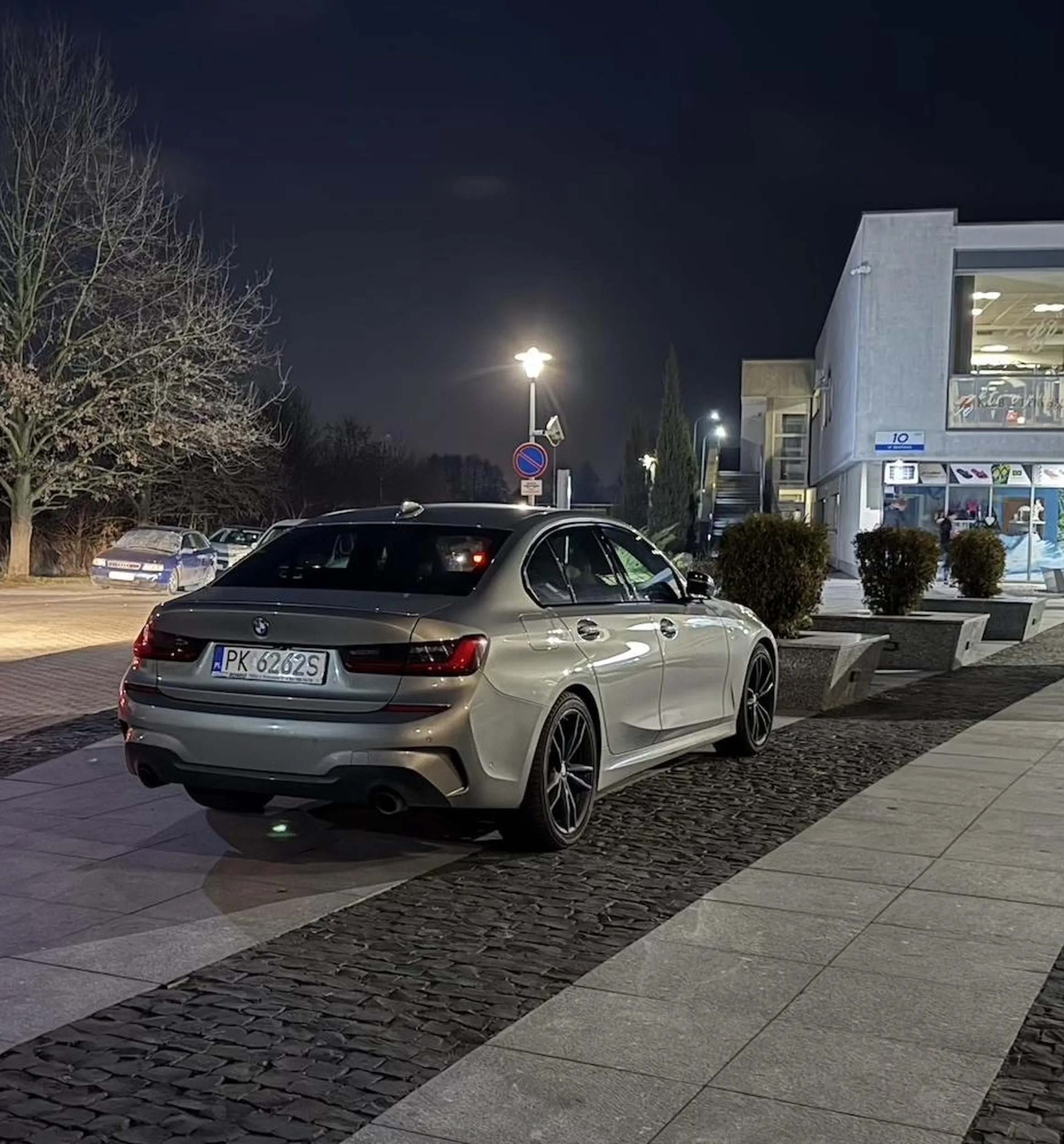 Park wodny w Kaliszu. Są 3 duże parkingi. Ale jaśniepan musi stanąć na chodniku przed wejściem.
