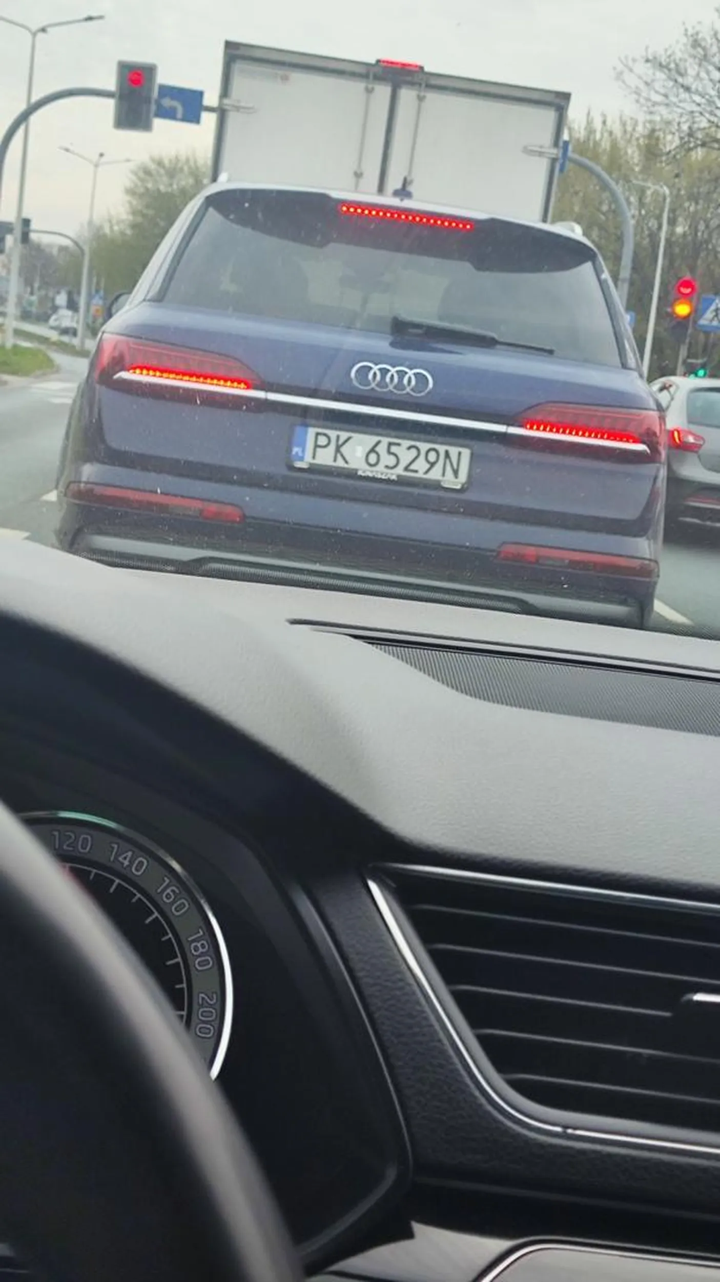 Kolego jadąc od mostu krotoszyńskiego w kierunku centrum jest tylko 1 pas do skrętu w lewo w Aleja Słowackiego. A ty cwaniaczku z pasa do jazdy prosto pojechałeś w lewo. Masz pecha bo kamera na skrzyżowaniu to uchwyciła