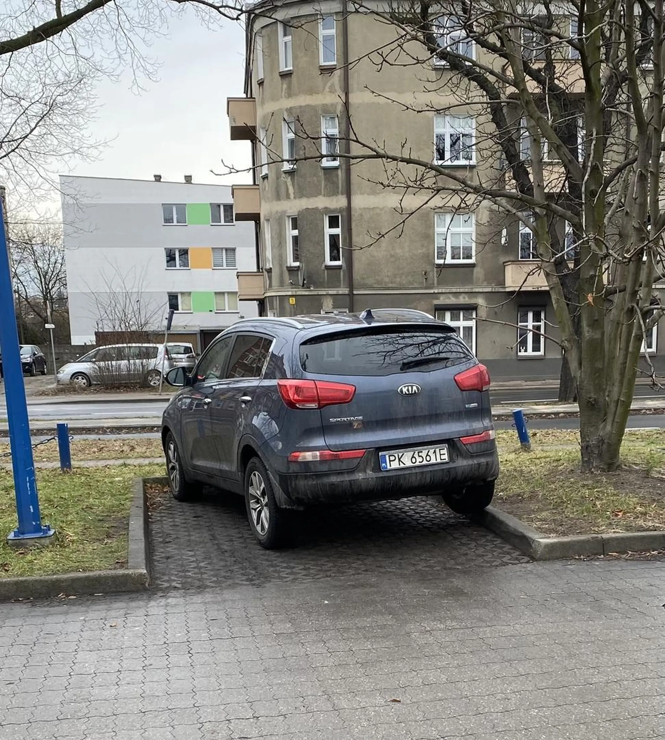 Typowy kaliszak w ostrowie, parkowanie na poziomie. Kup sobie większy samochód