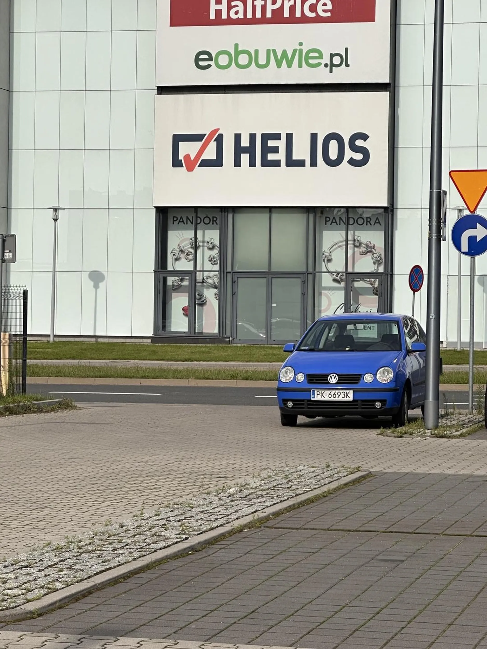 Nie parkuje się na wjeździe na parking