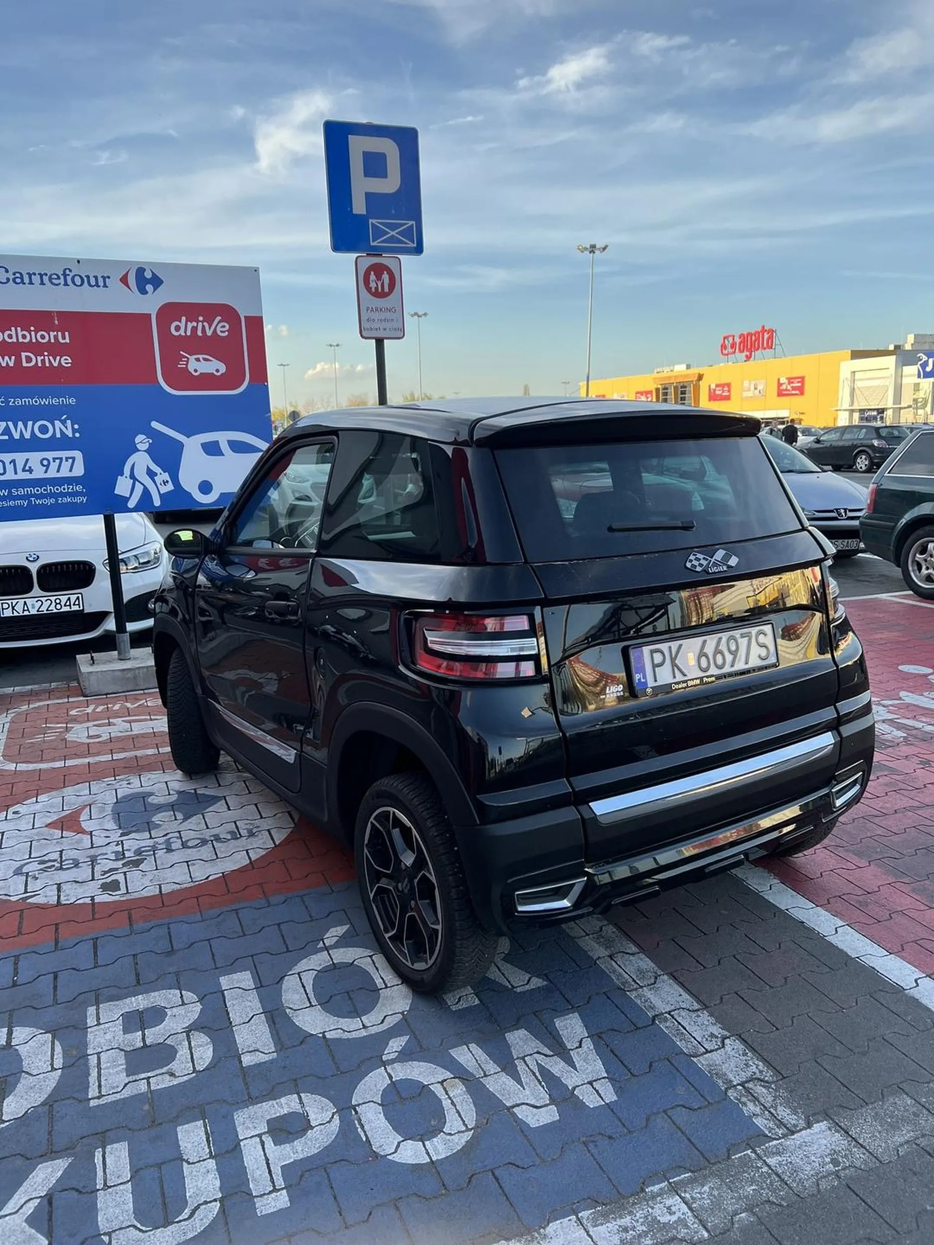 tragicznie zaparkowany mikro kar na miejscu dla kobiet w ciąży gdzie wysiadająca kobieta nie była ciężarna auto (o ile można to tak nazwać) zaparkowane na 2 miejscach