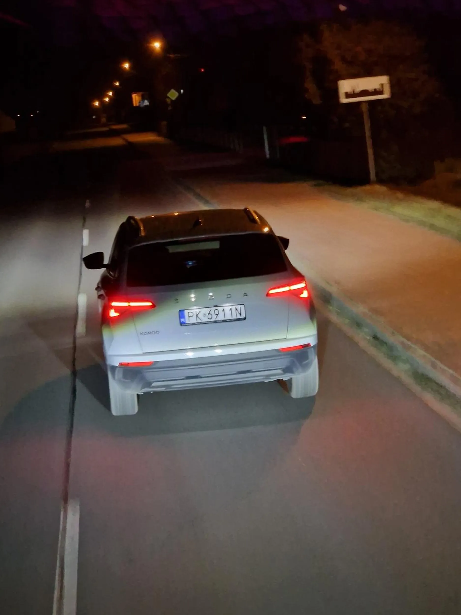 Jedzie jak pi... A jak chcesz wyprzedzić to Ci przyspiesza, a jak się schowasz to hamuje przed nosem. Karma wraca jeszcze się spotkamy ? Ps. Zdjęcie zrobione juz po jakimś czasie jazdy z tym kimś.