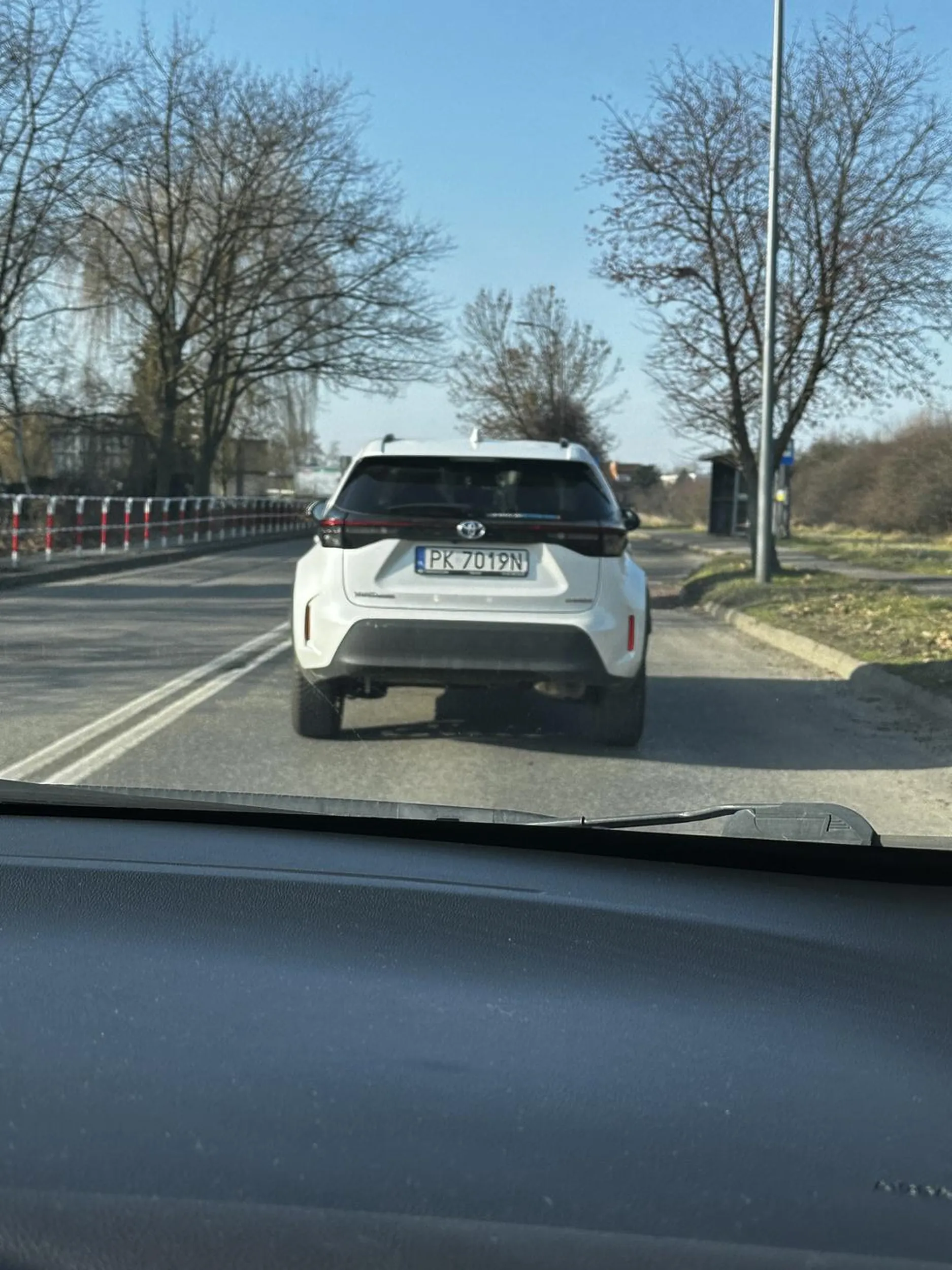 Zawalidroga, dziadyga z pełnymi gaciami jedzie przez miasto 30 km/h