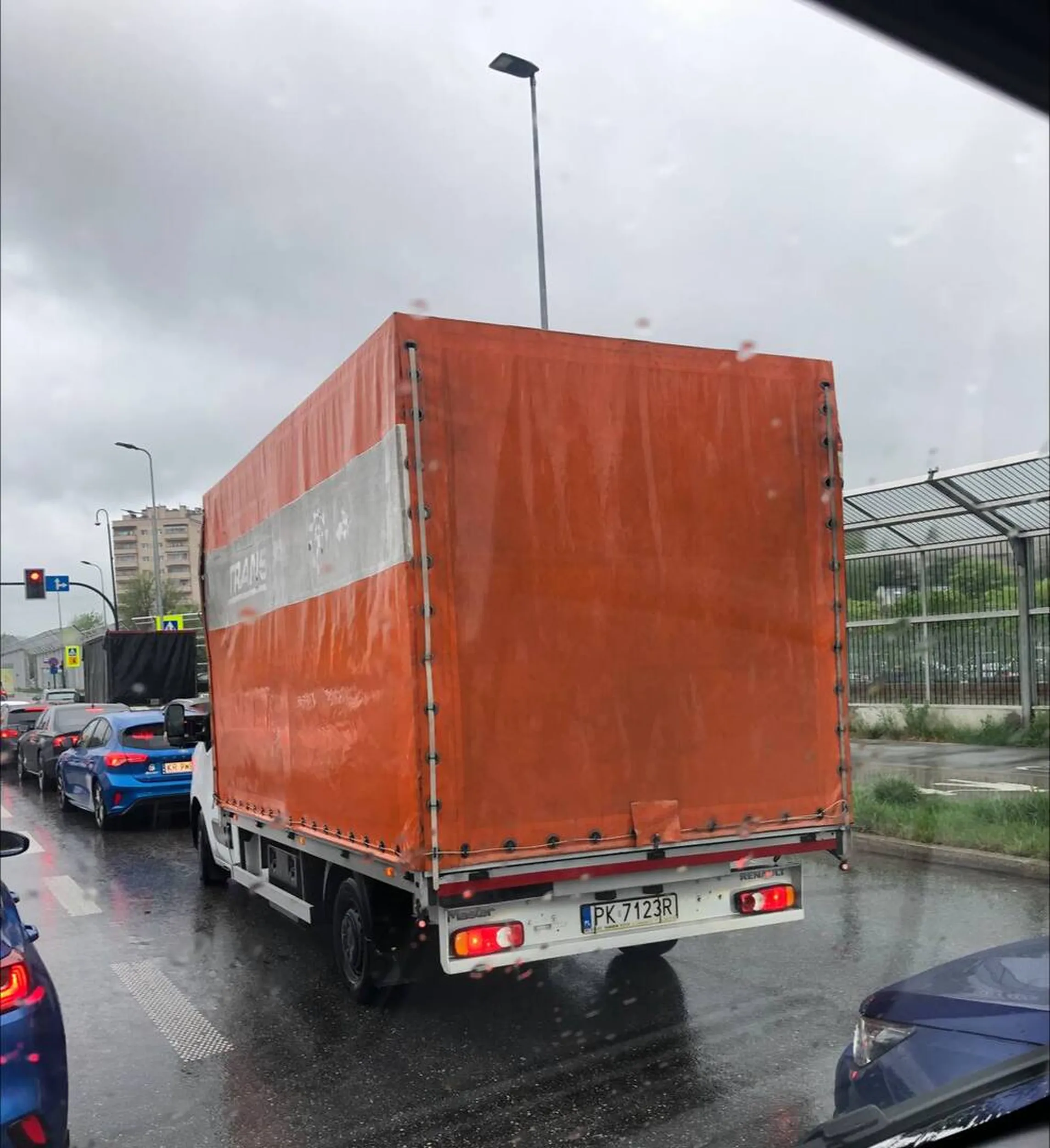 gosciu siedzi na zderzaku jezdzac plandeka, porazka