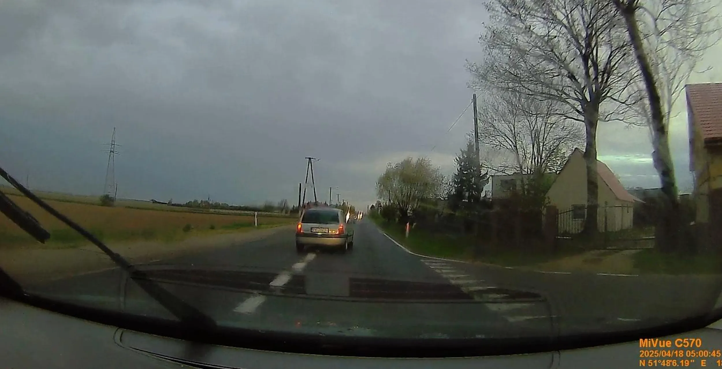 bardzo się śpieszyło do pracy w firmie Teknequip bo cały Pawłówek lewym pasem lekko setką i wyprzedzanko na skrzyżowaniu się trafiło. Mały siusiak i tyle