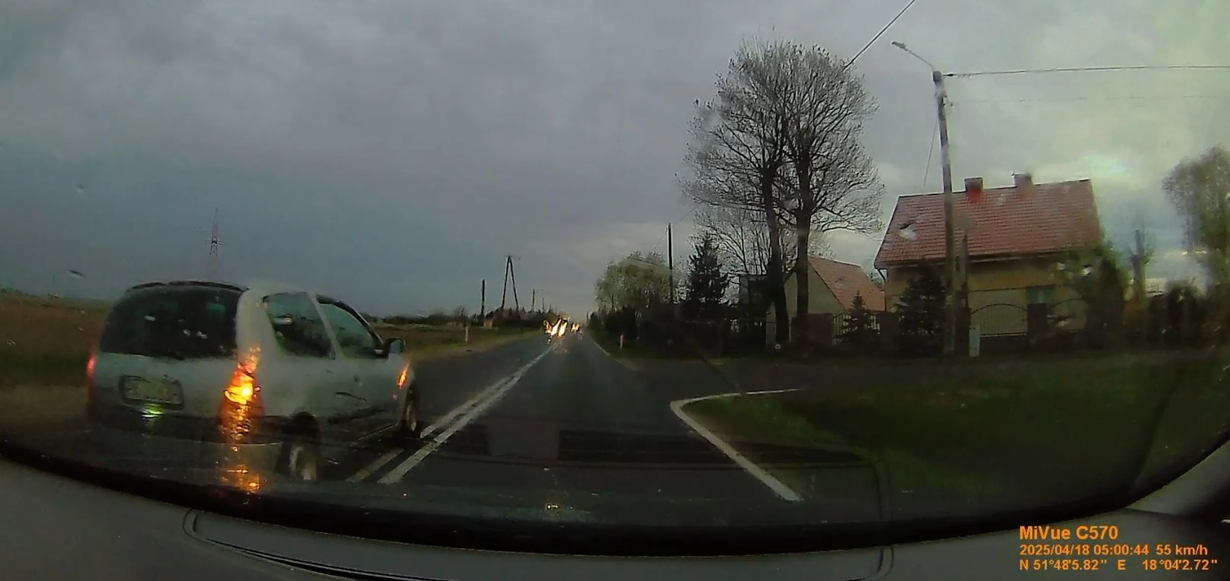 bardzo się śpieszyło do pracy w firmie Teknequip bo cały Pawłówek lewym pasem lekko setką i wyprzedzanko na skrzyżowaniu się trafiło. Mały siusiak i tyle