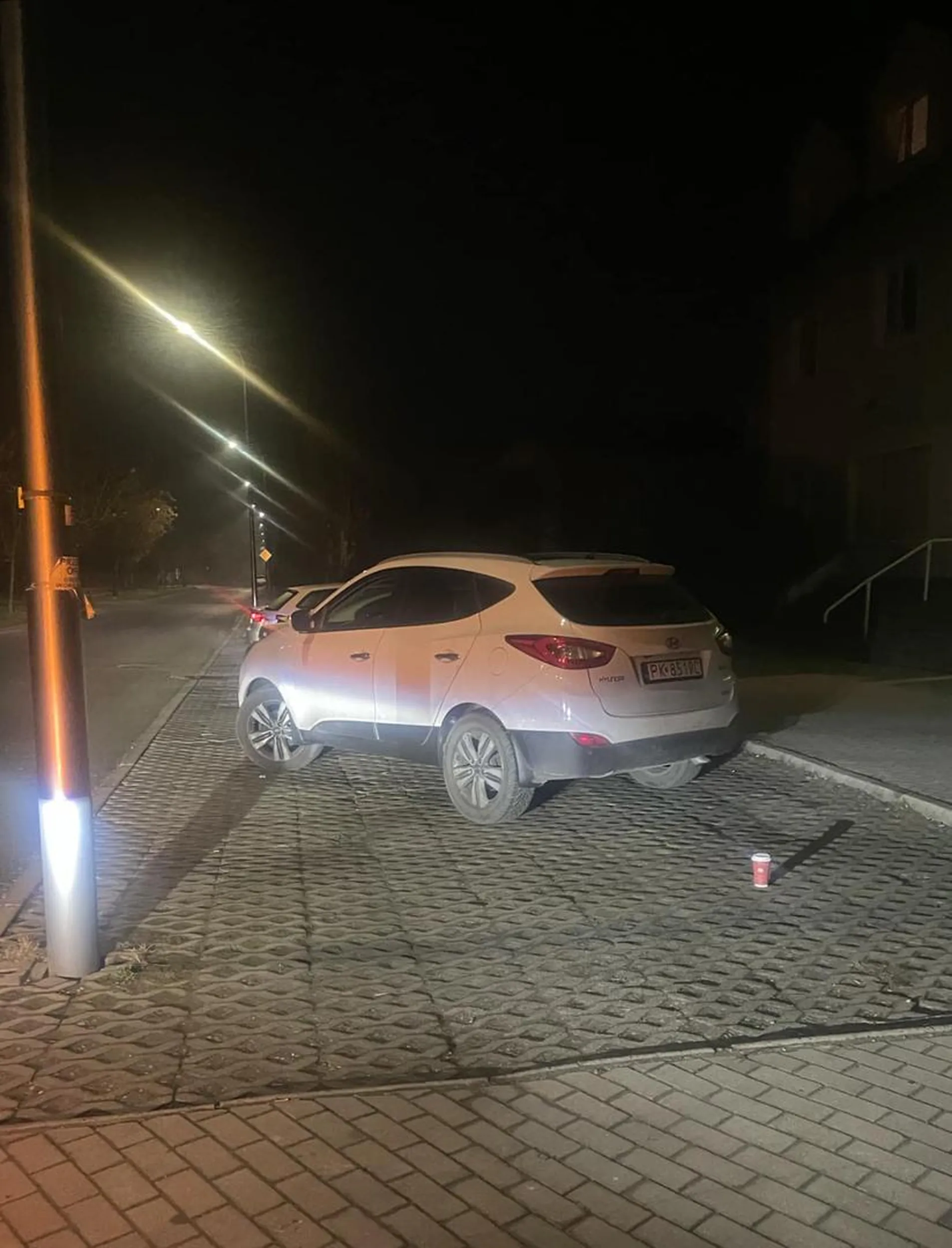 Nie jest pani jedyną osobą która chce zaparkować na parkingu pod żabką.