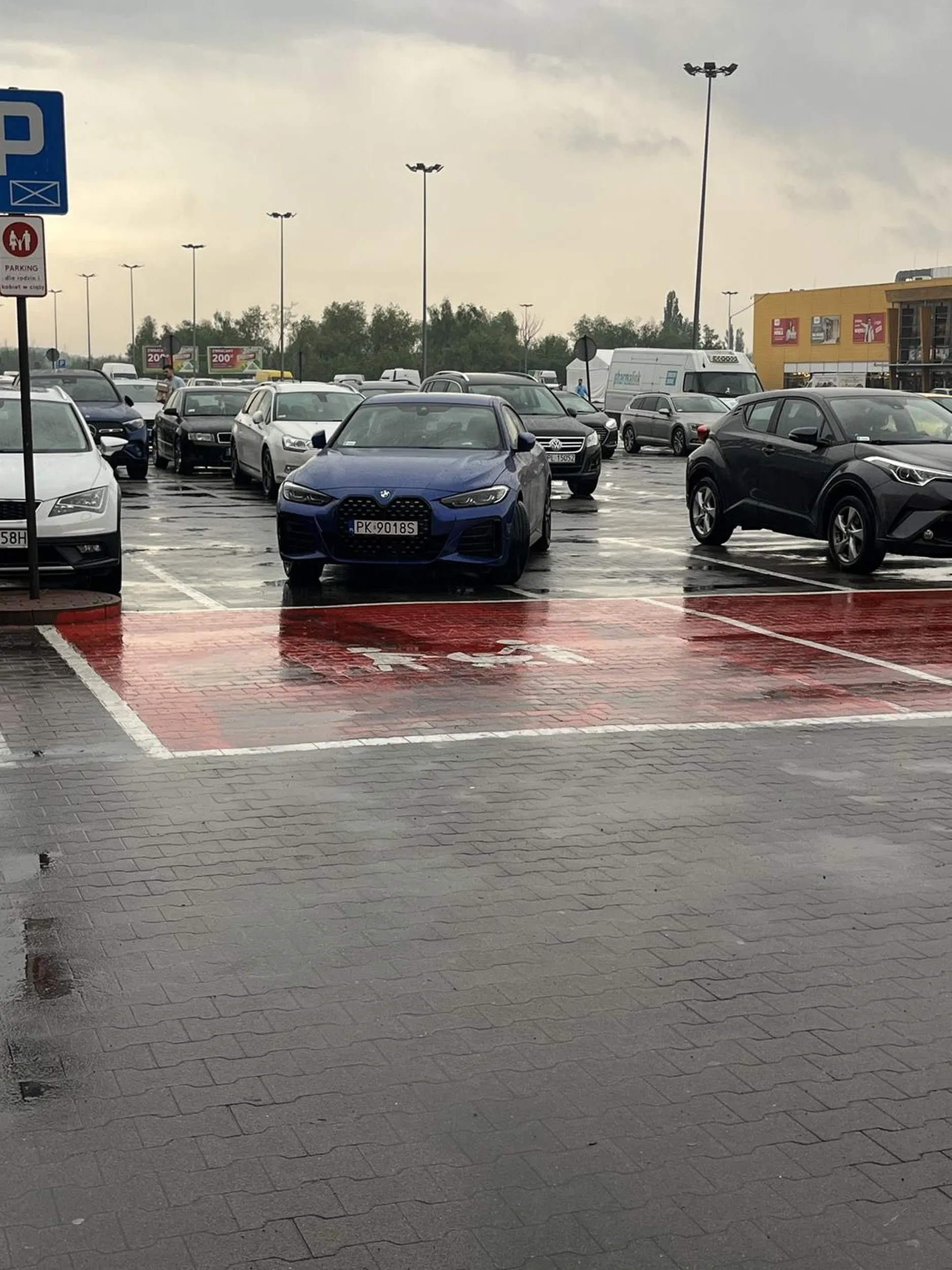 Ładny samochód i rozumiem obawy o lakier, ale jeśli masz parkować na dwóch miejscach, to chociaż nie rób tego pod samym wejściem tylko gdzieś dalej…