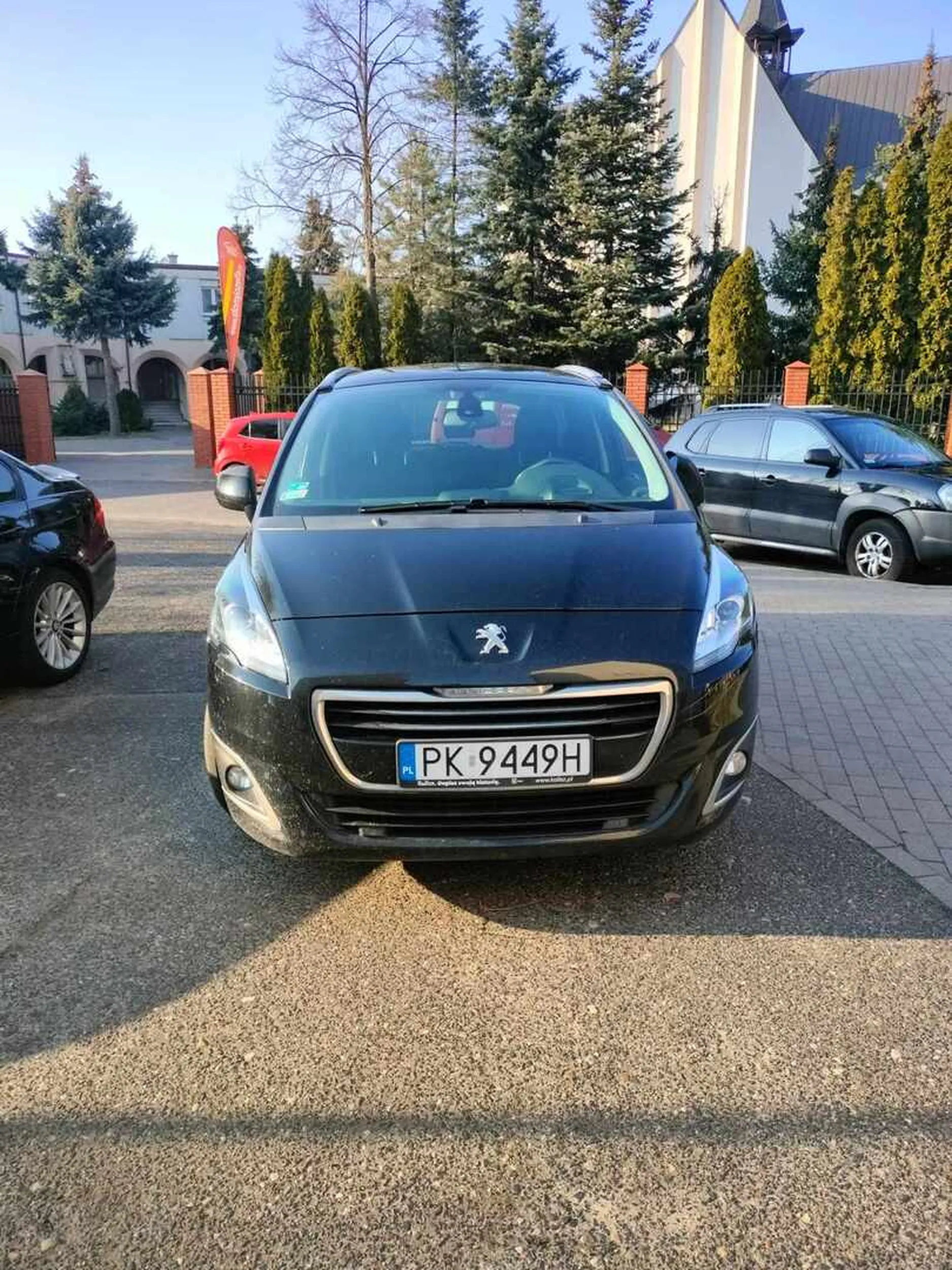 Zablokował wjazd na parking i poszedł do fryzjera. Po zwróceniu  uwagi  straszył odholowaniem aut