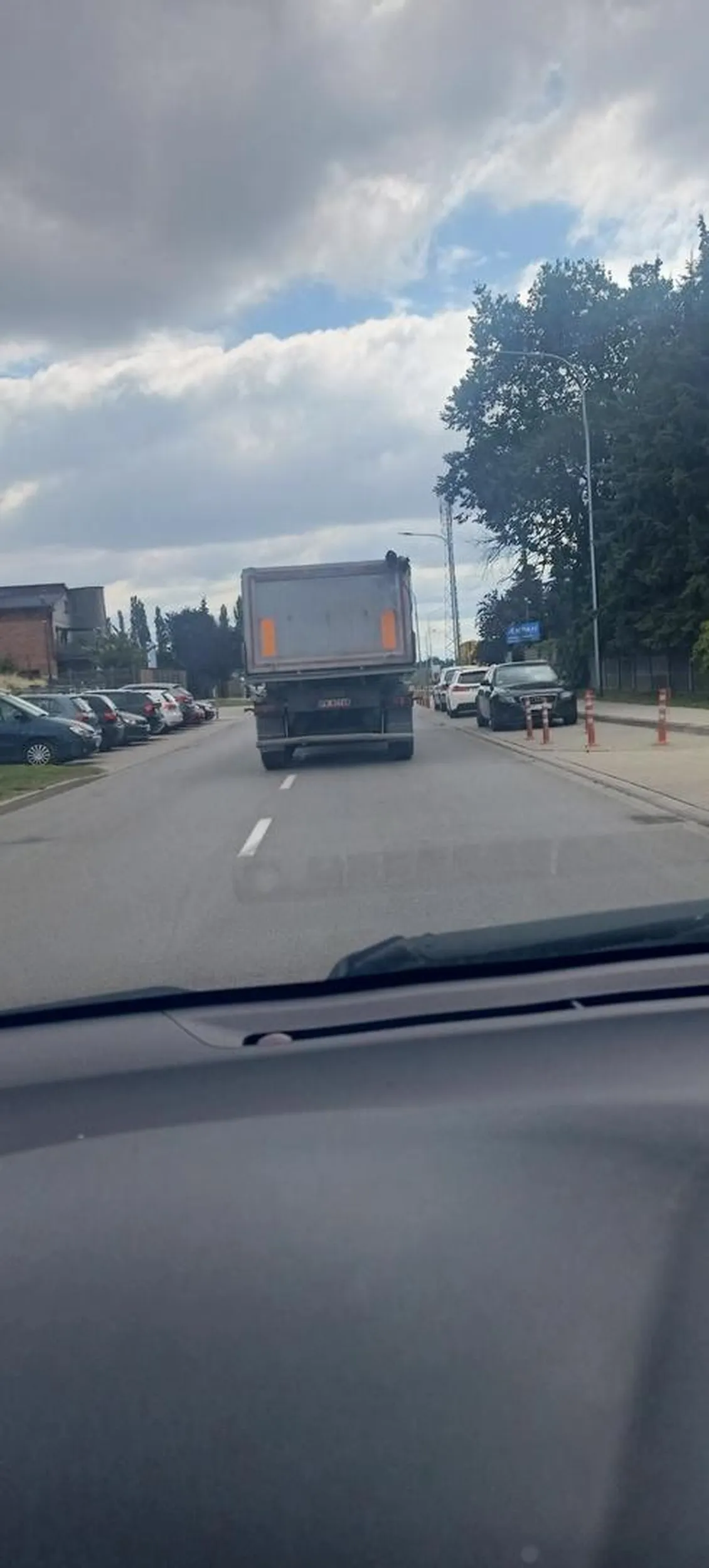 Zdjęcie zrobiłem jak już zaczął zjeżdżać aczkolwiek cała droga, cały czas środkiem. Fotografia nie oddaje dokładnie tego jak jechał bo to nie było trochę, to było pół ciężarówki na przeciwnym pasie. Kierowca stary a głupi.