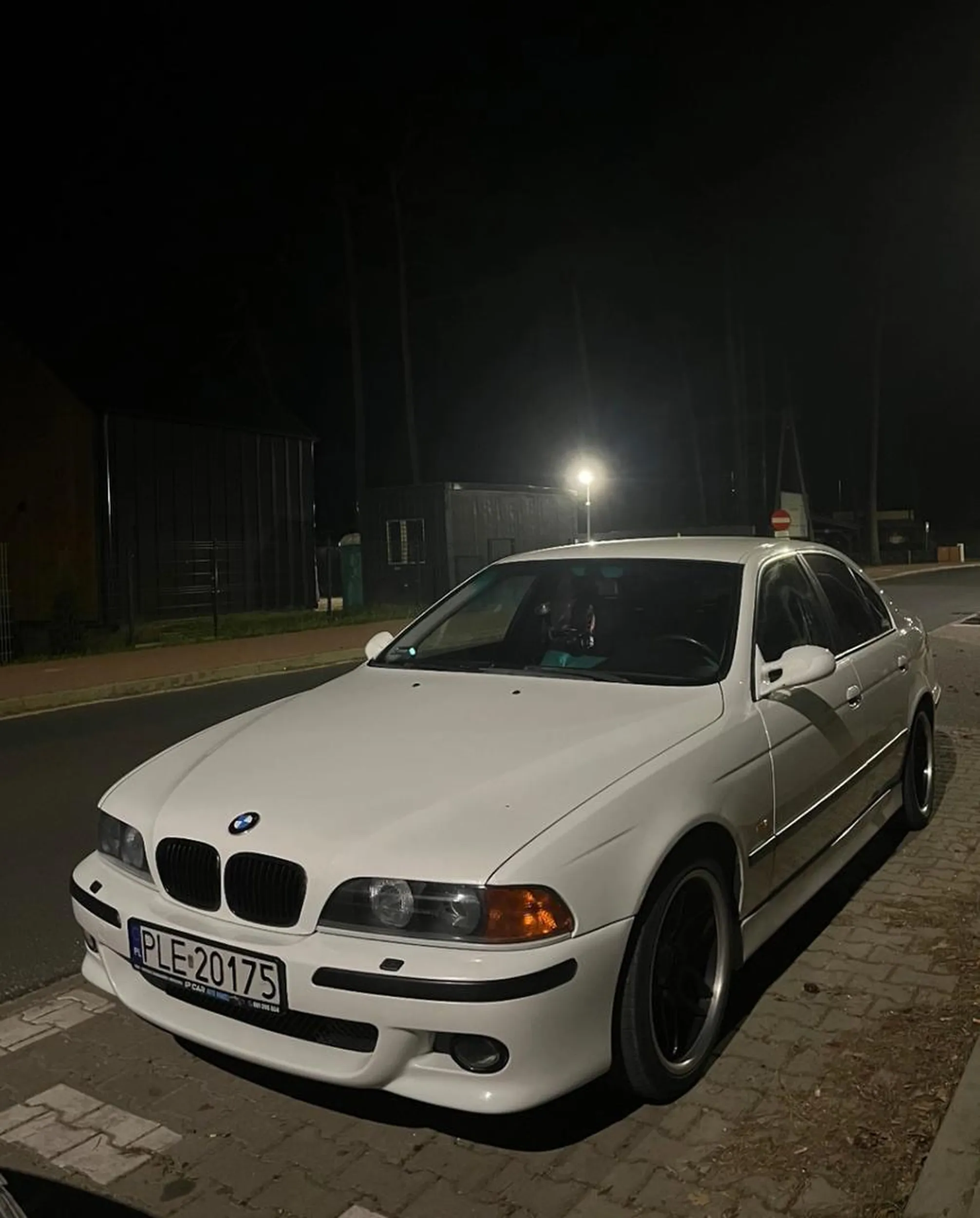 Kierowca porusza sie nie zgodnie z zasadami ruchu drogowego, prawodobodponie nie posiada nawet katalizatora w tym swoim gruzie wątpie również w to że pojazd ten jest sprawny oraz posiada aktualne badanie techniczne