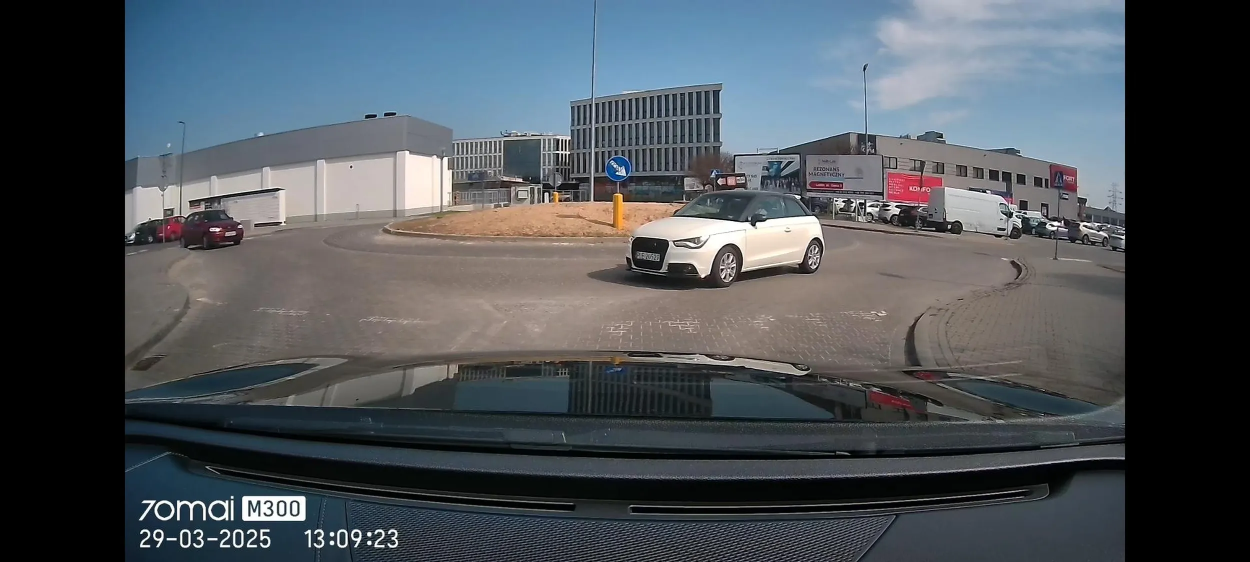 Kretynko z Audi polecam jeszcze raz skierować się na kurs nauki jazdy. Nagranie z Twoją jazdą pod prąd pod Agata Meble w Lublinie będzie przedstawione policji. Tak się składa że trafiłaś na jednego z nich. A to był ewidentny przykład zagrożenia w ruchu drogowym, więc dopilnuje osobiście żebyś została ukarana.