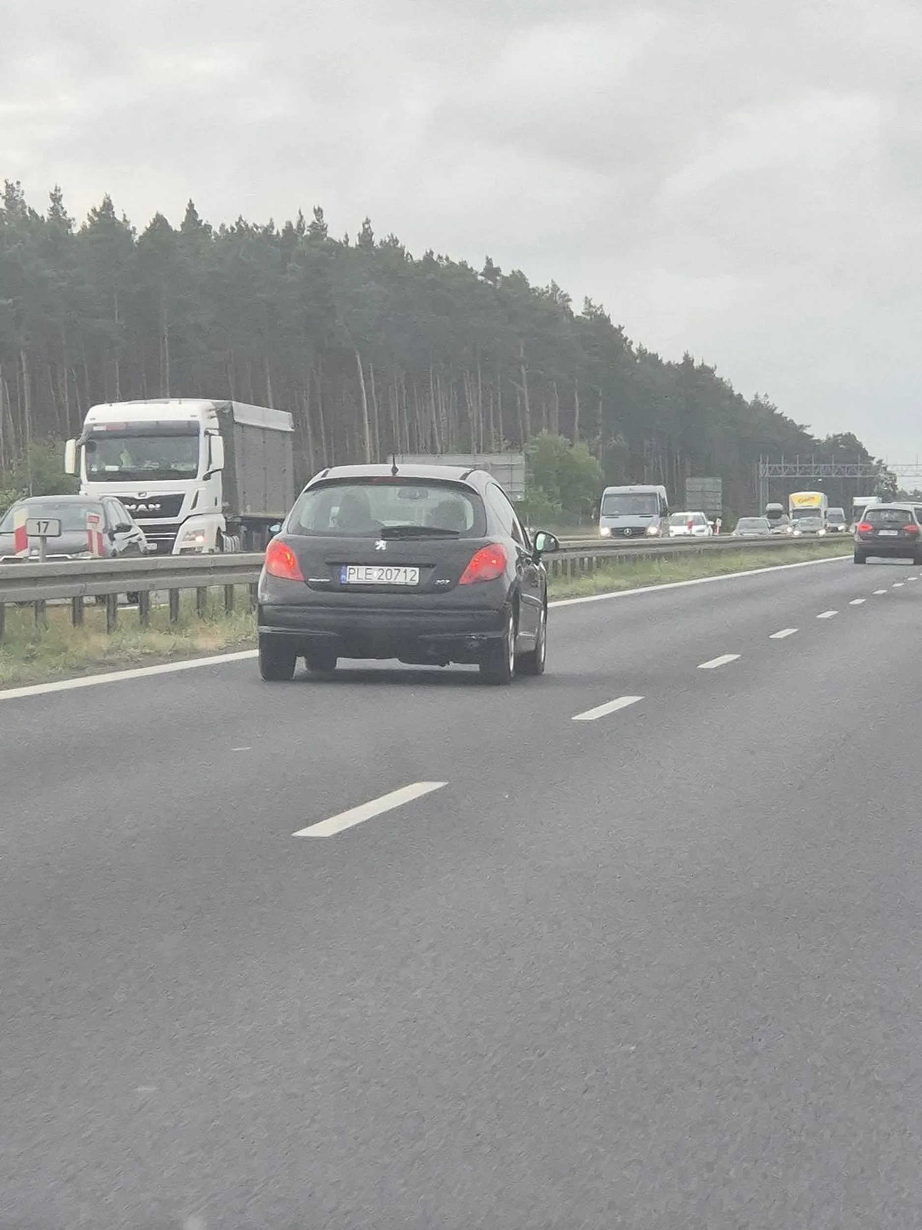 Zajeżdża drogę, stwarza realne niebezpieczeństwo po czym jeszcze sie pluje w aucie.