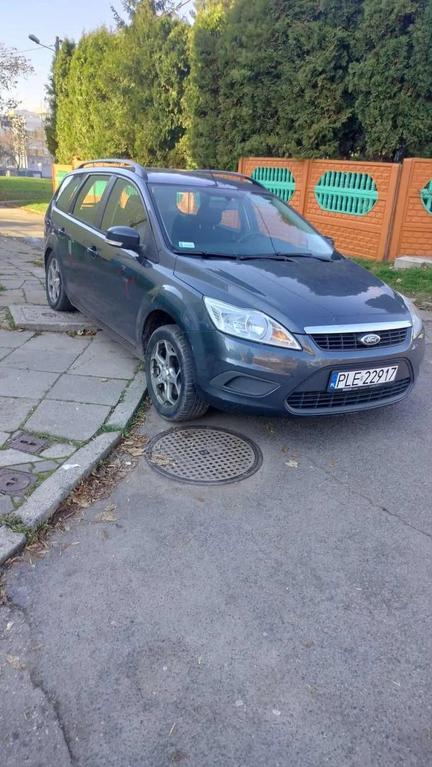 Widac, ze kierowca ma smutne zycie bo jezdzi Fordem ale to nie oznacza ze mozna innym życie uprzykrzać stając w taki sposób, nie polecam tego użytkownika