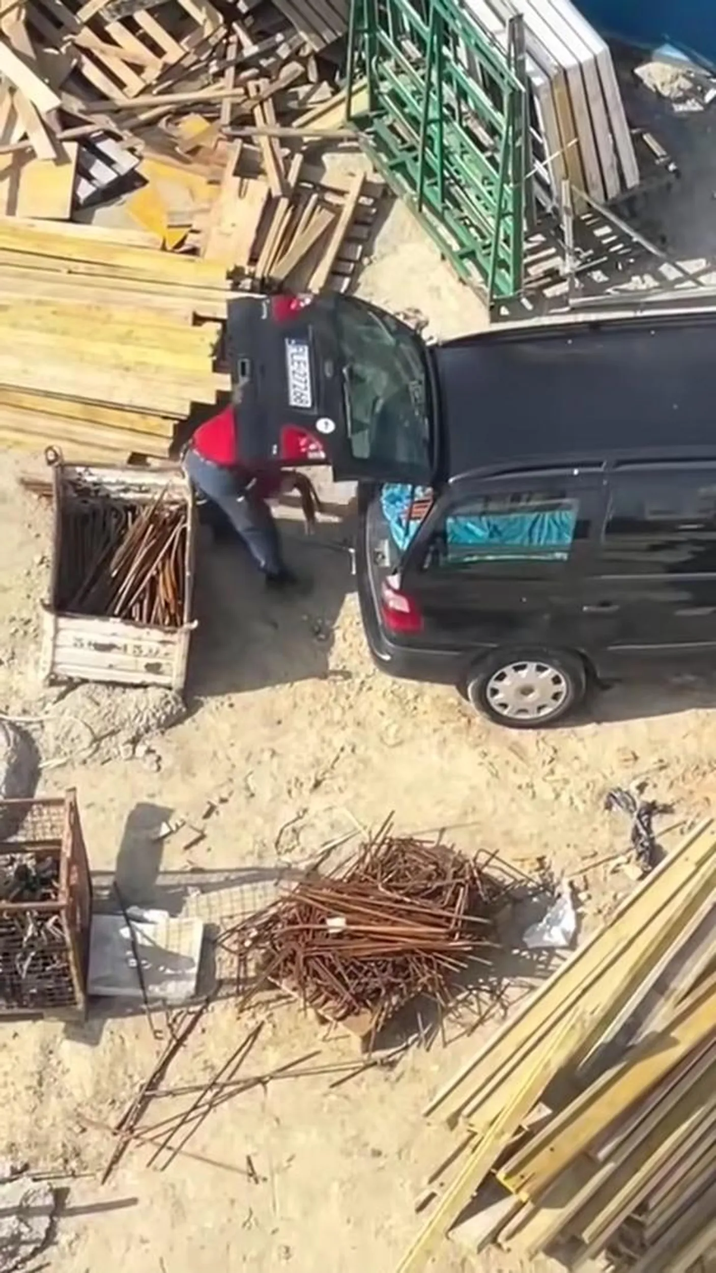 Gość jezdzi po budowach i załatwia z pracy pręty zbrojeniowe. Nieładnie