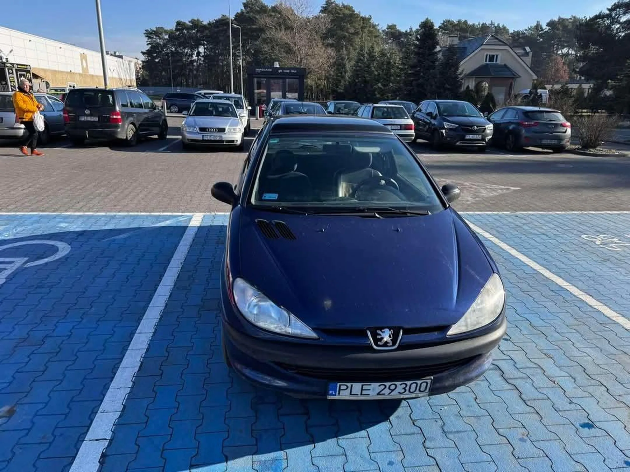 Inwalida umysłowy. Parkuje bez uprawnień na miejscu dla niepełnosprawnych.