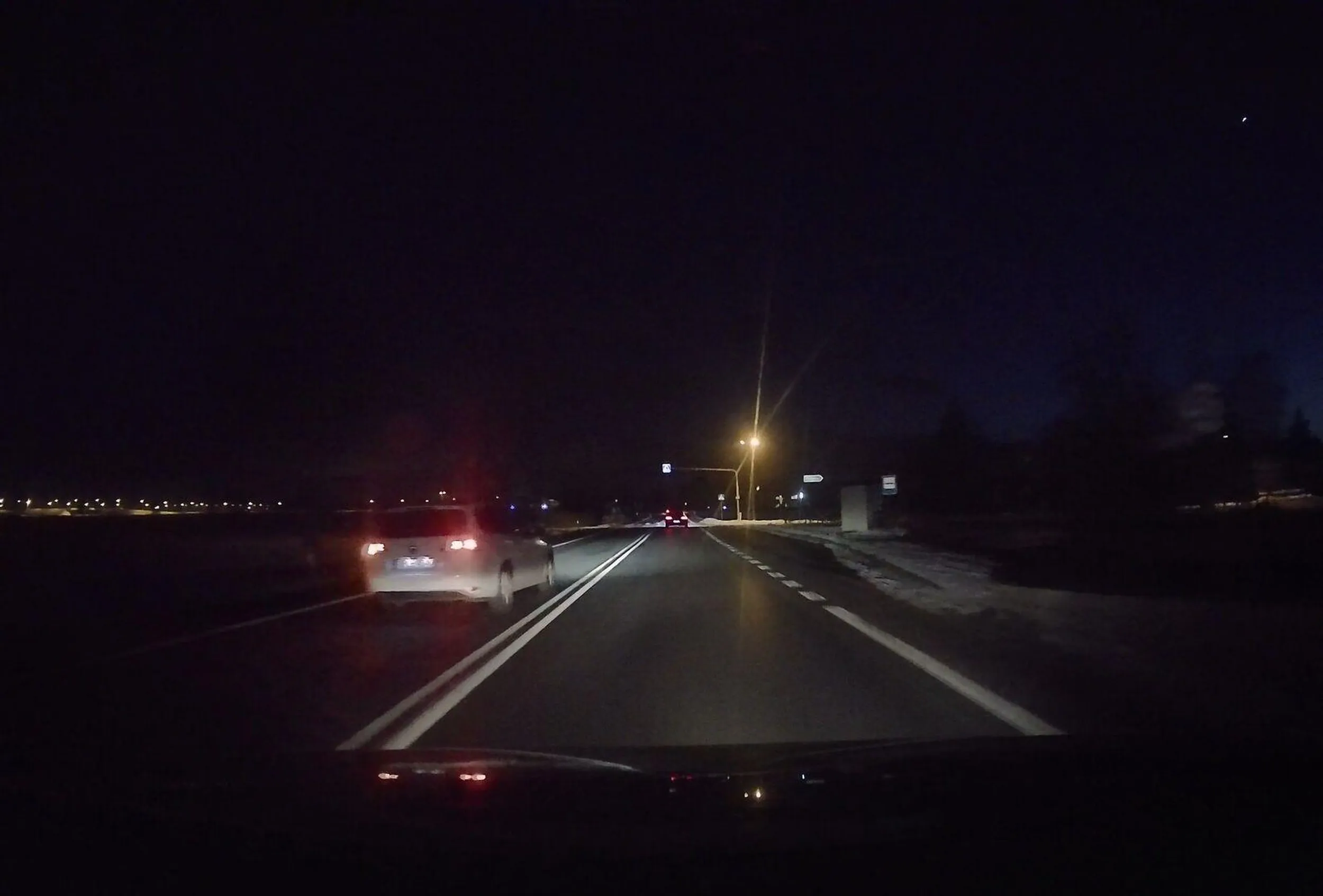 Chyba nie podobało się to, że na ograniczeniu do 70 jechałem 65. Później postanowił wyprzedzać na podwójnej ciągłej, przed skrzyżowaniem oraz przejściem. No i miejscu ograniczonym do 50 (znak po prawej)