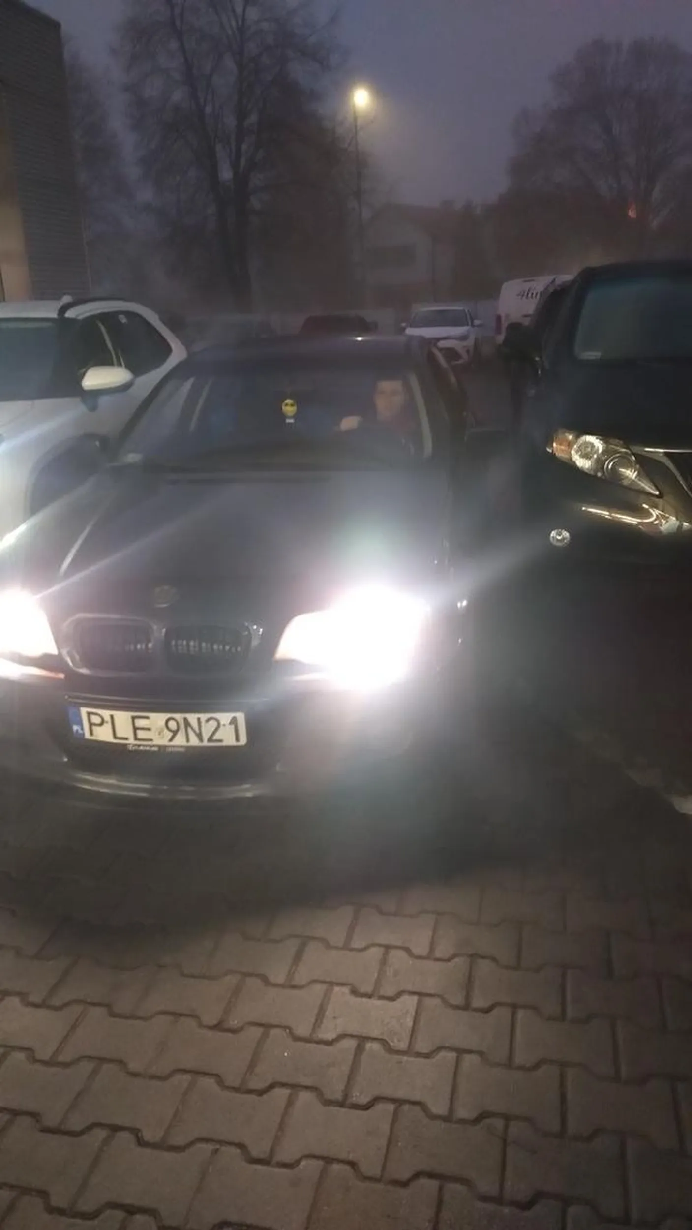 Ledwo się zatrzymał na pasach, przyczym auto prawie się rozleciało jak mu zwróciłem uwagę to wyszedł z auta gadając coś o dobrych chłopakach z maczetami