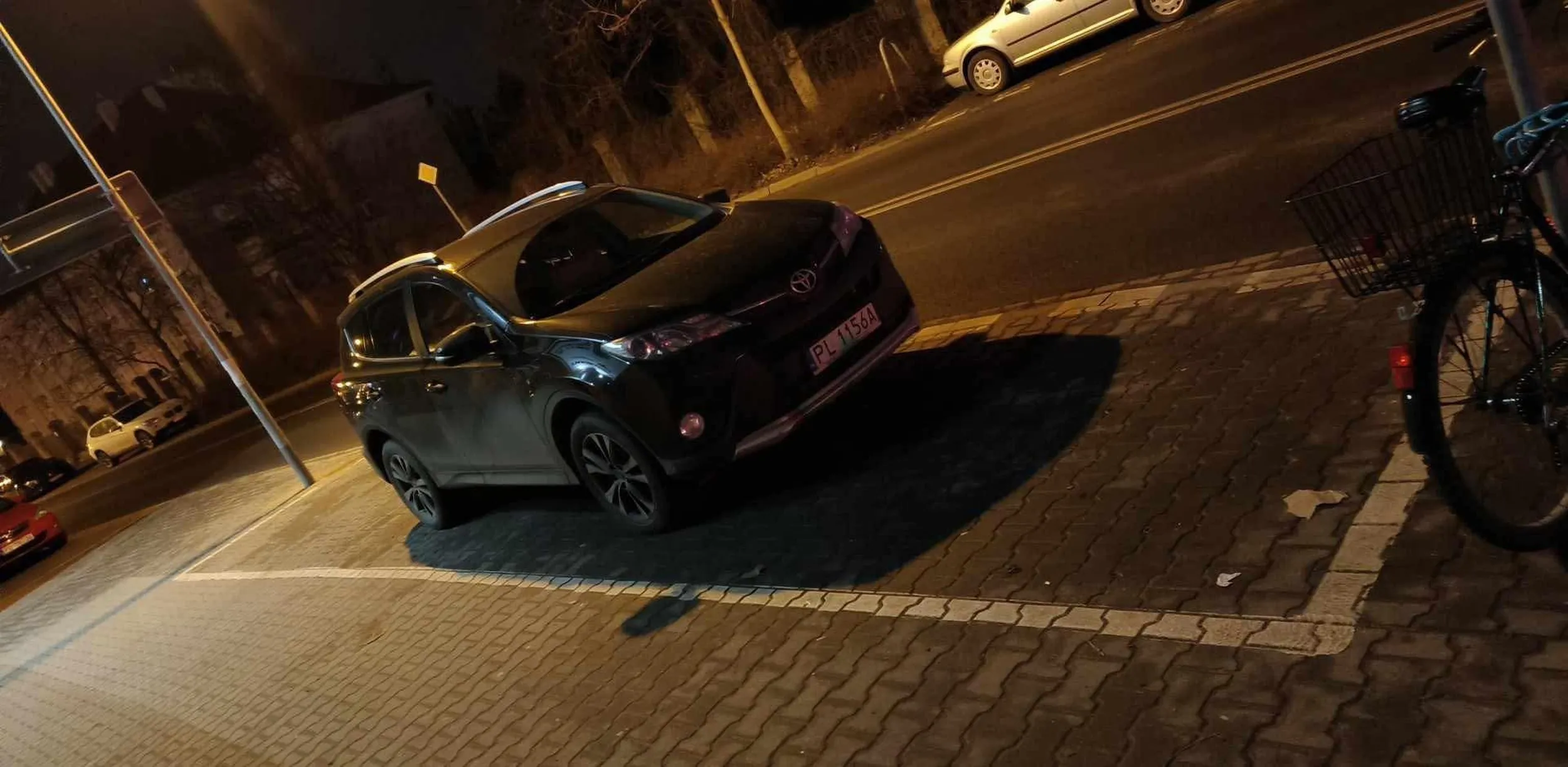 Ładnie parkuje tym suvem