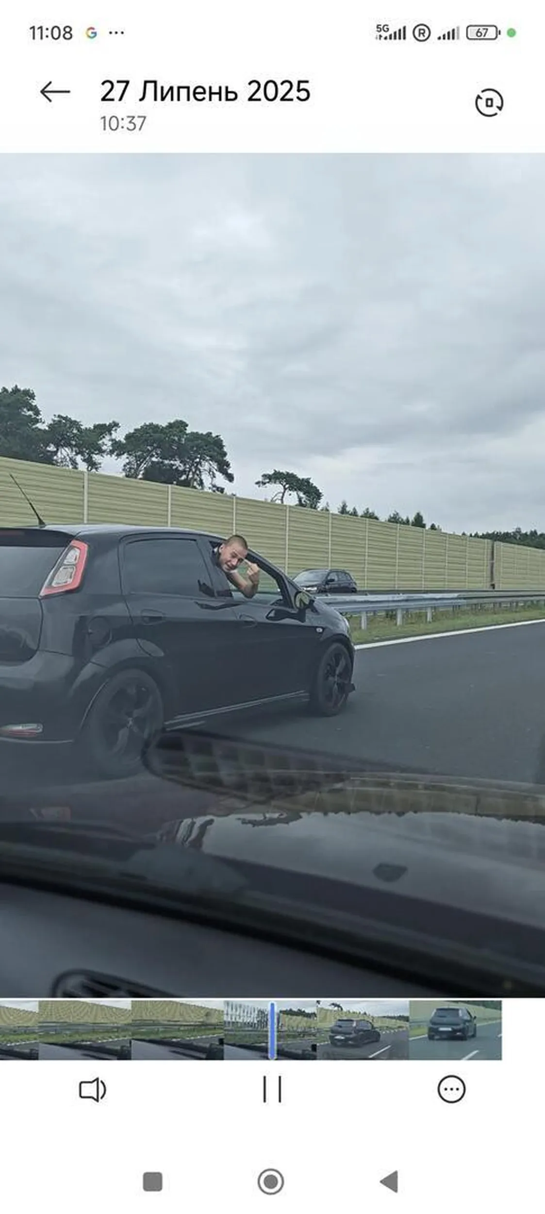 Bez żadnego powodu, na autostradzie nastolatek wychylił się przez okno od strony pasażera i zaczął pokazywać nam środkowy palec. Ponieważ nie było to jednorazowe zachowanie, musieliśmy nagrać tego chama kamerą.