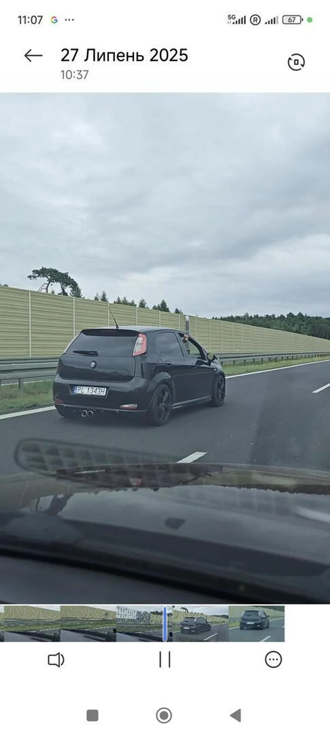 Bez żadnego powodu, na autostradzie nastolatek wychylił się przez okno od strony pasażera i zaczął pokazywać nam środkowy palec. Ponieważ nie było to jednorazowe zachowanie, musieliśmy nagrać tego chama kamerą.
